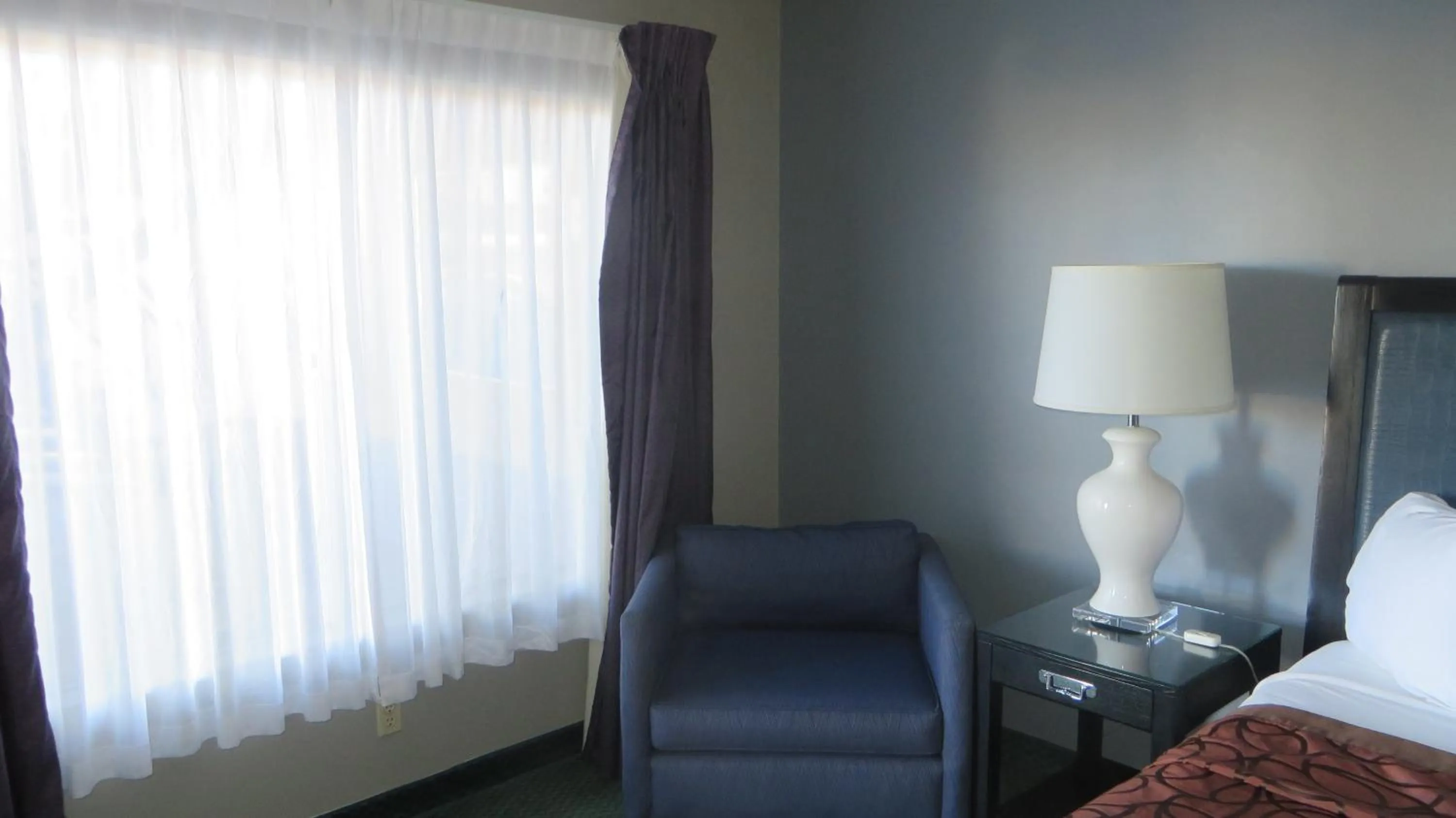 Seating area in Hotel Salina Beaumont CA