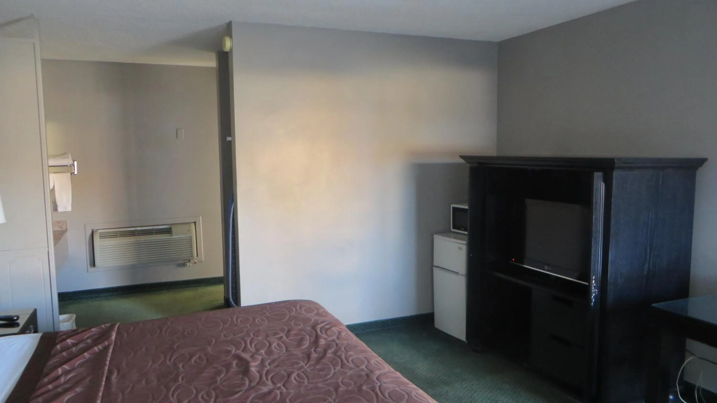 Bedroom in Hotel Salina Beaumont CA