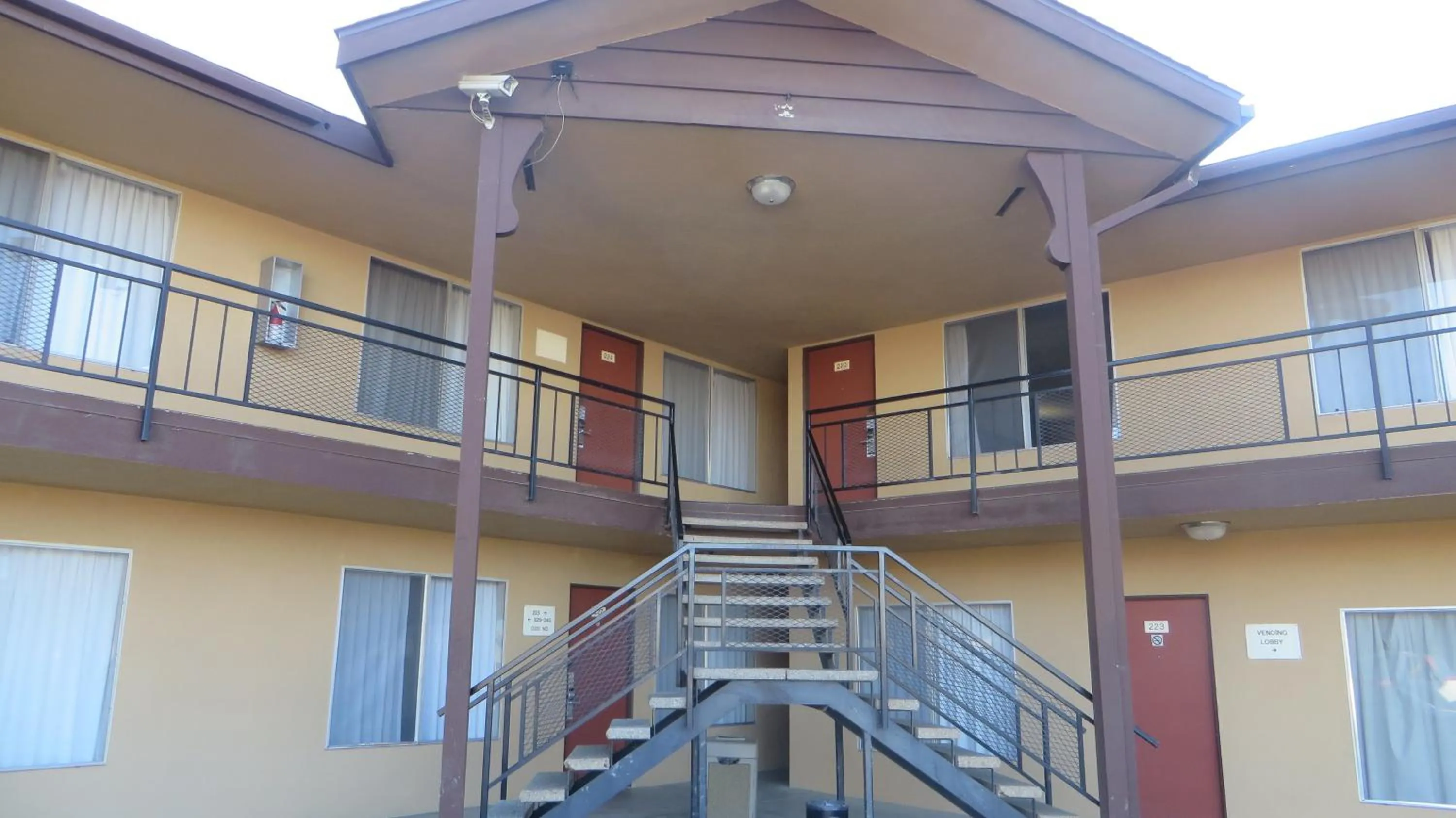 Facade/entrance in Hotel Salina Beaumont CA