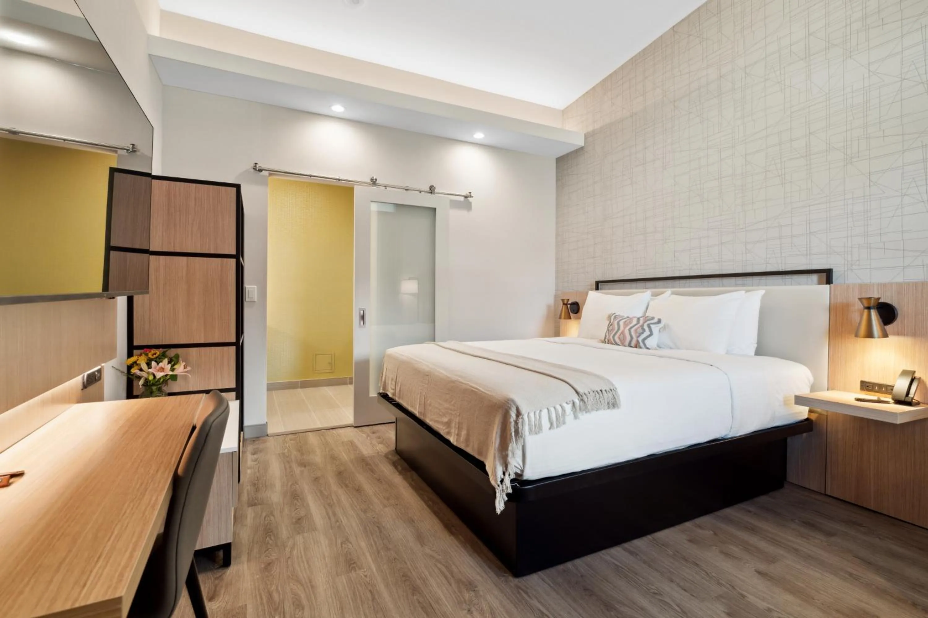 Photo of the whole room, Bed in The Evergreen