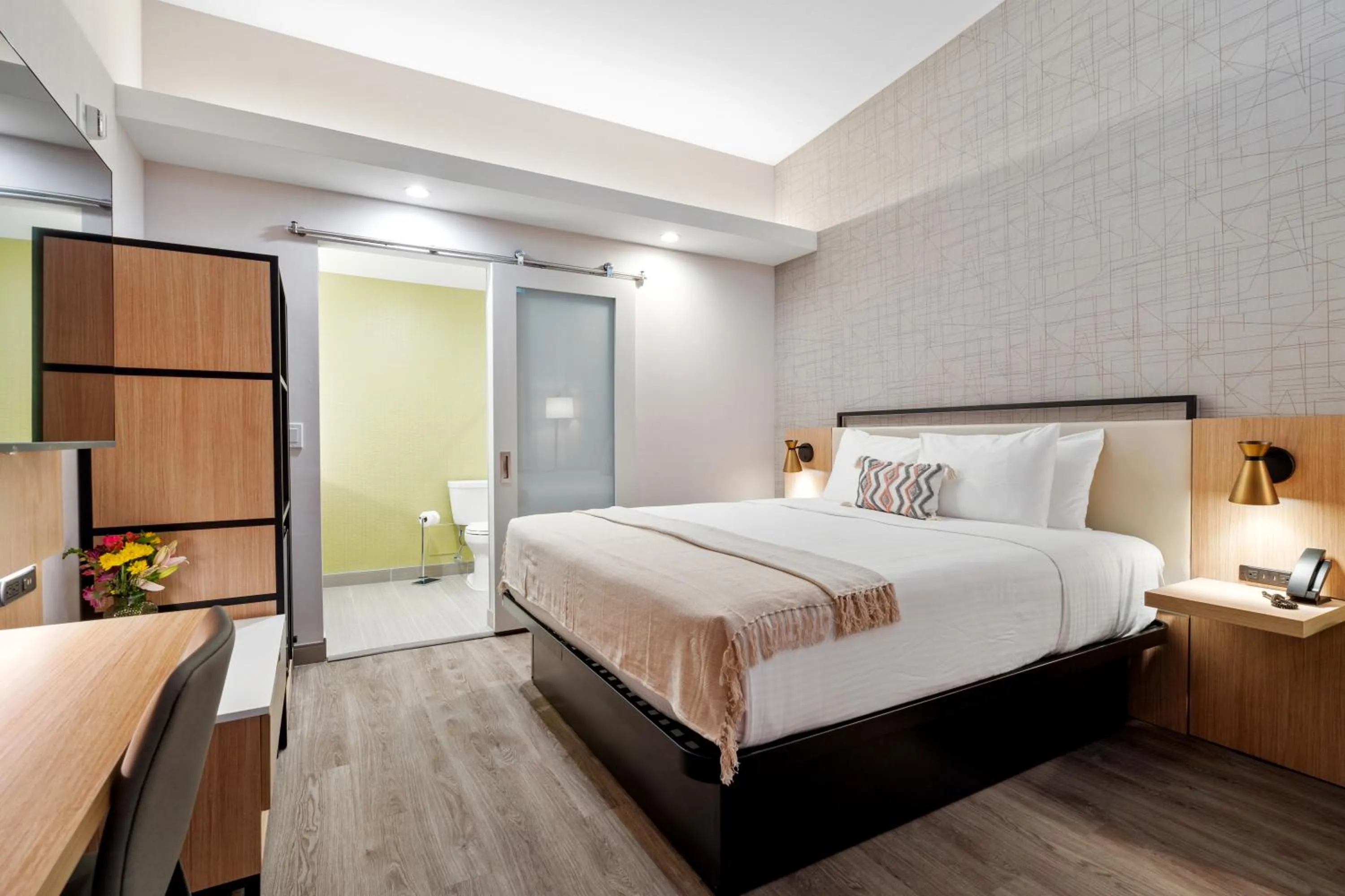 Photo of the whole room, Bed in The Evergreen