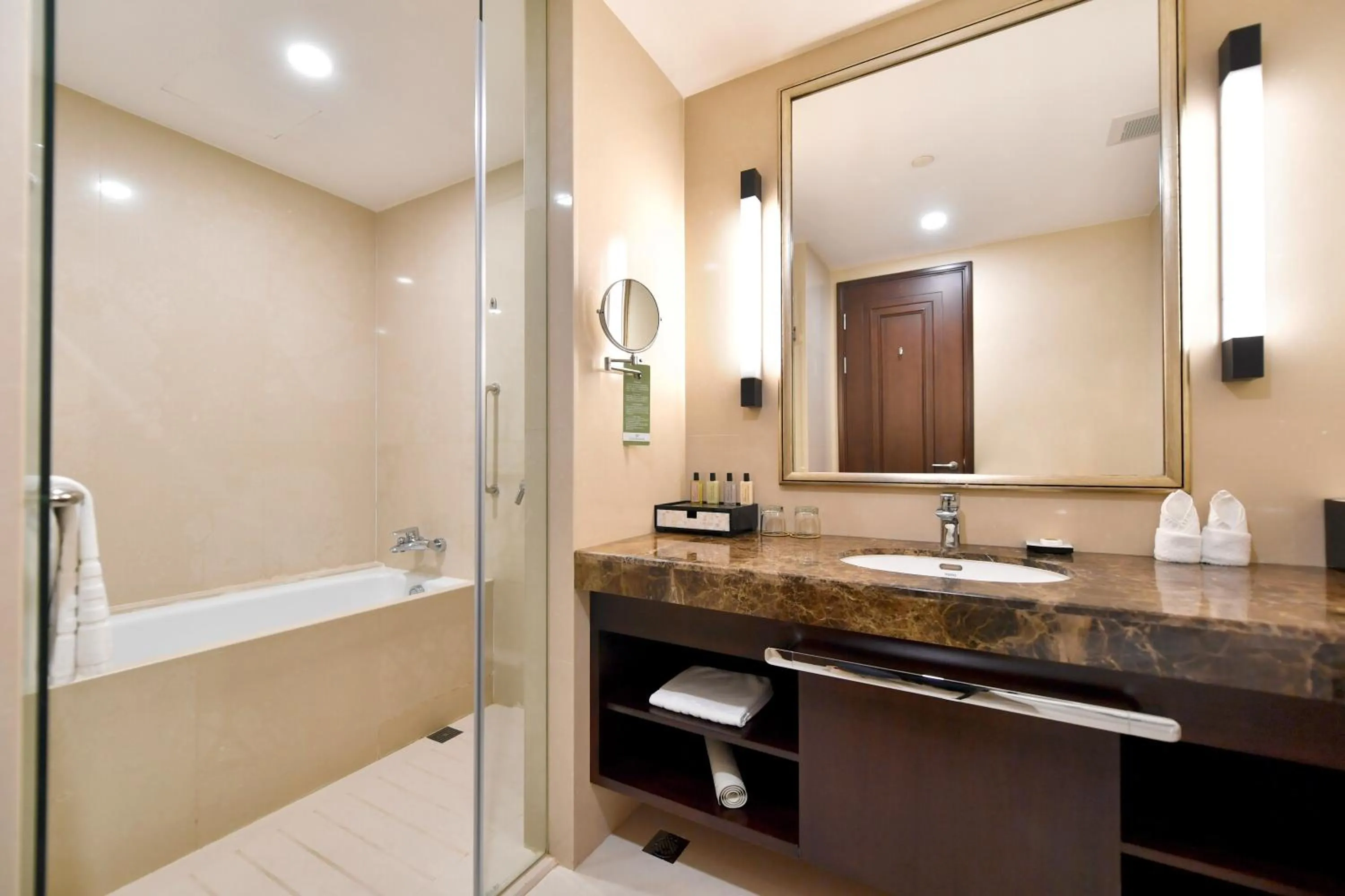 Bathroom in Evergreen Laurel Hotel, Shanghai