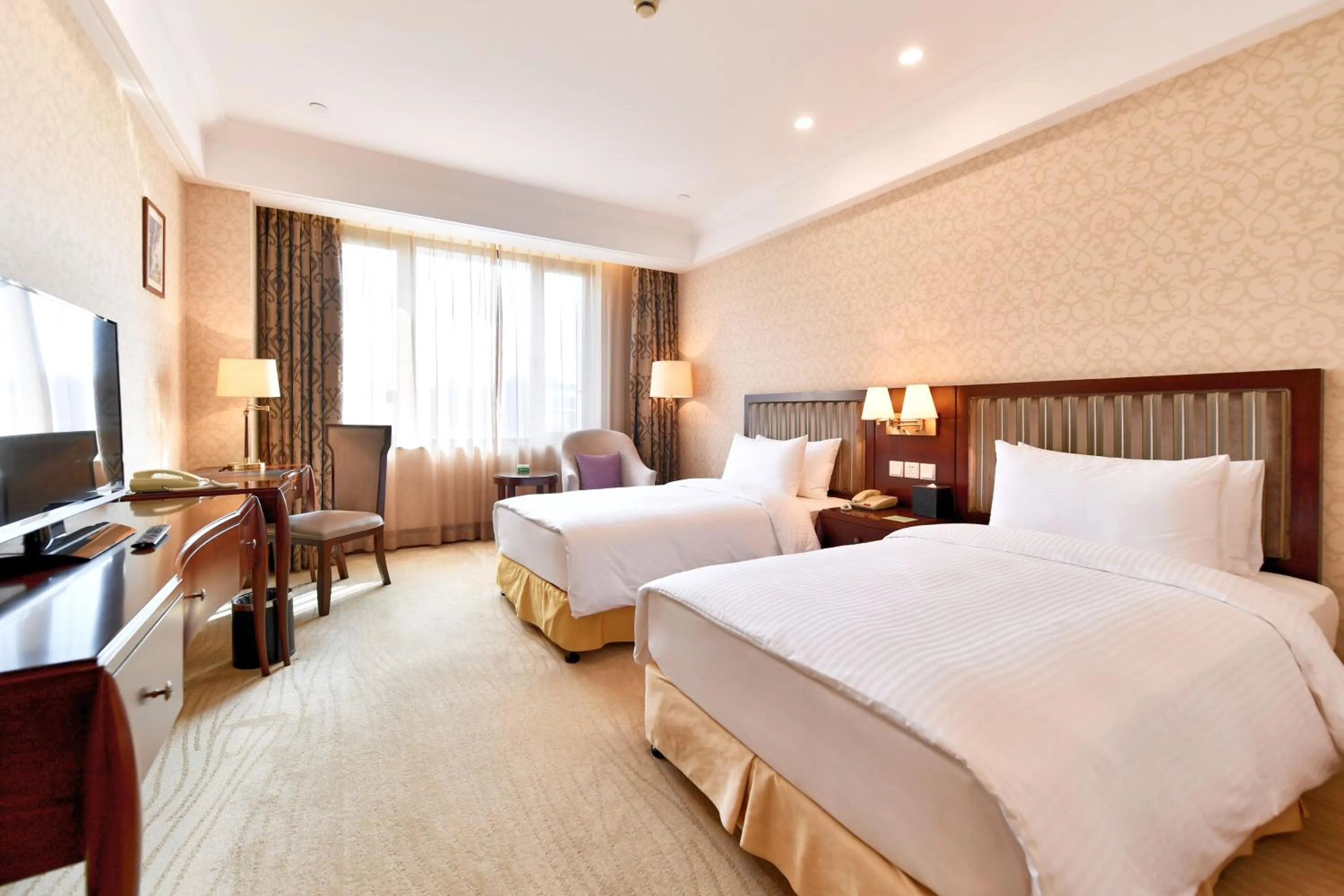 Photo of the whole room, Bed in Evergreen Laurel Hotel, Shanghai