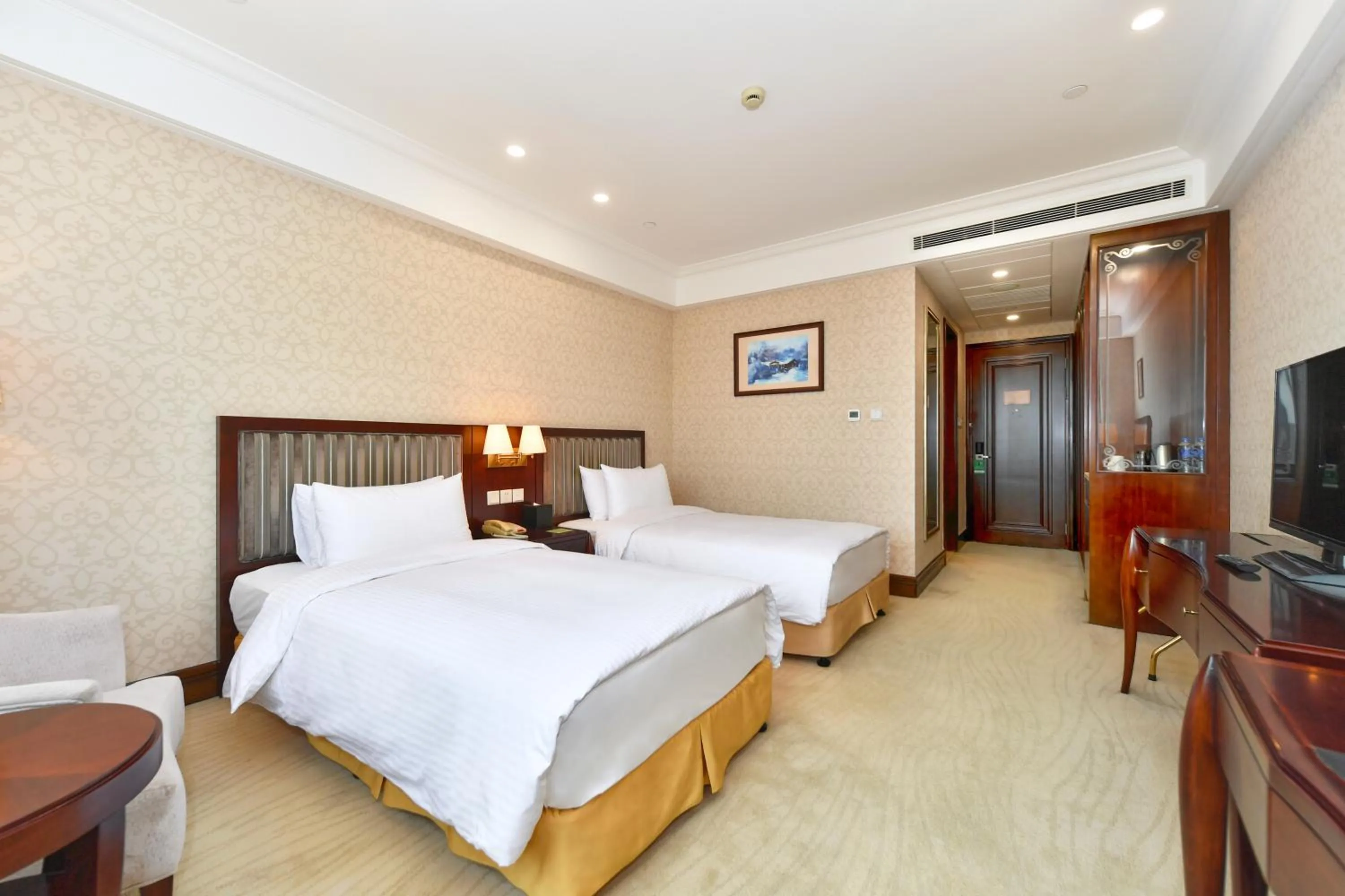 Photo of the whole room, Bed in Evergreen Laurel Hotel, Shanghai