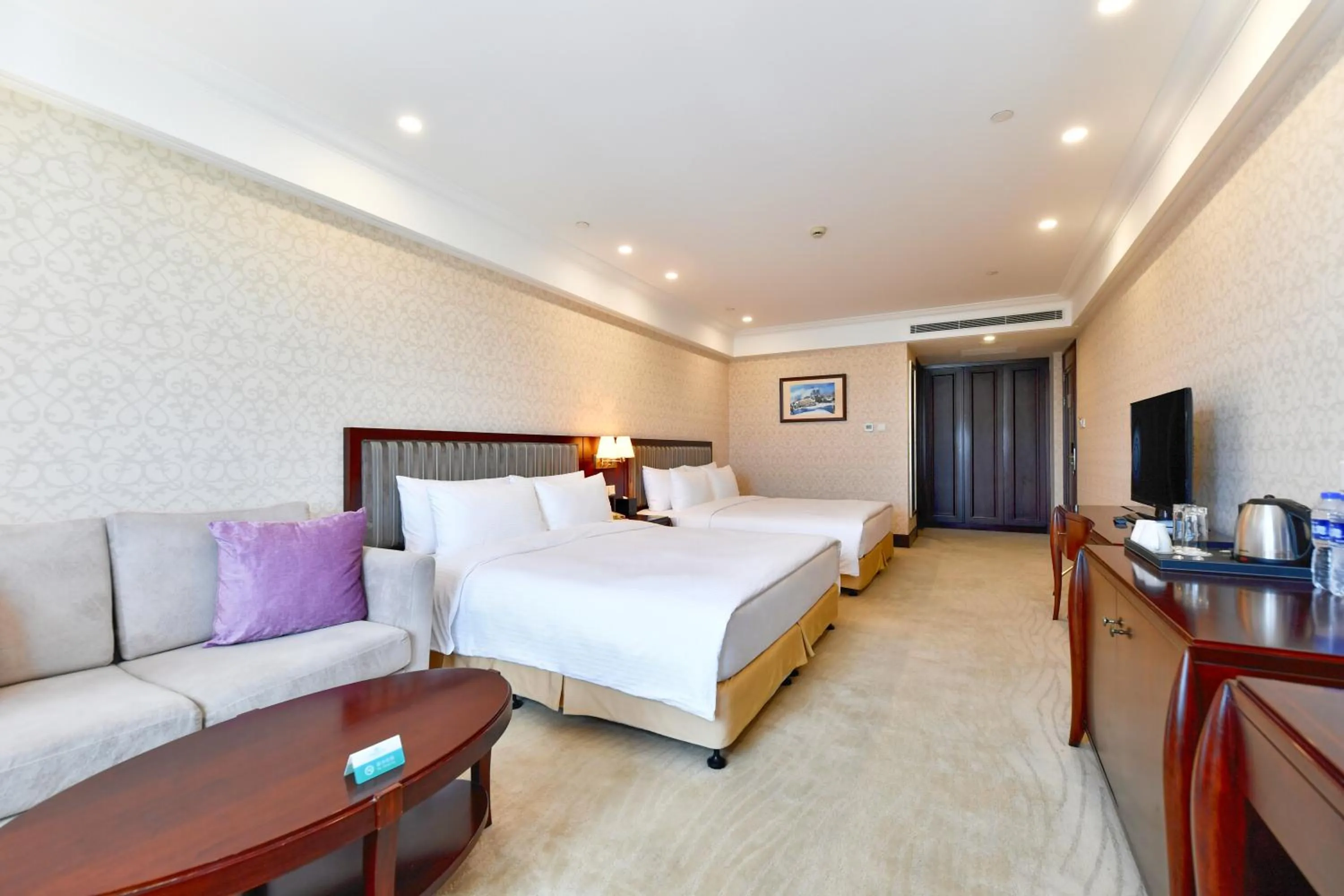 Photo of the whole room, Bed in Evergreen Laurel Hotel, Shanghai