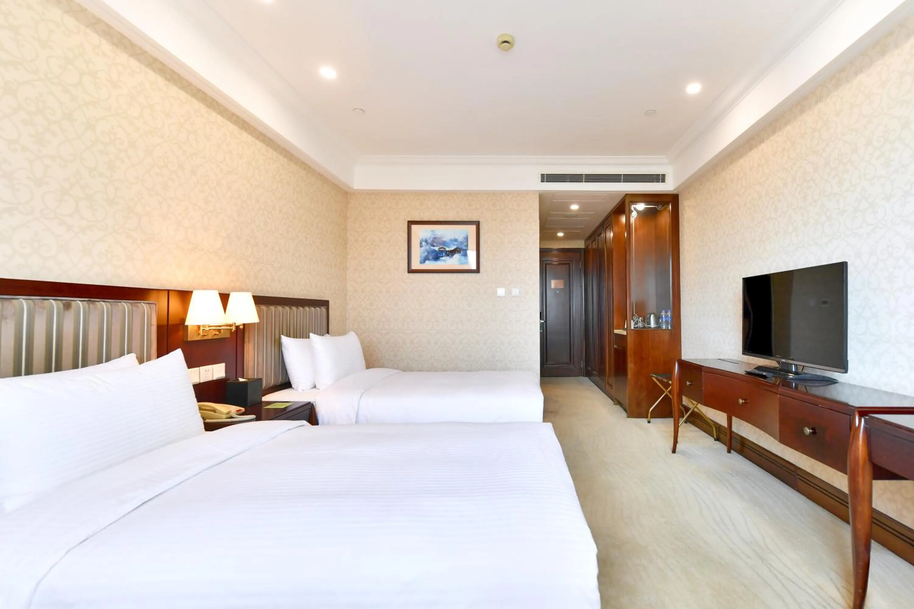 Bed in Evergreen Laurel Hotel, Shanghai