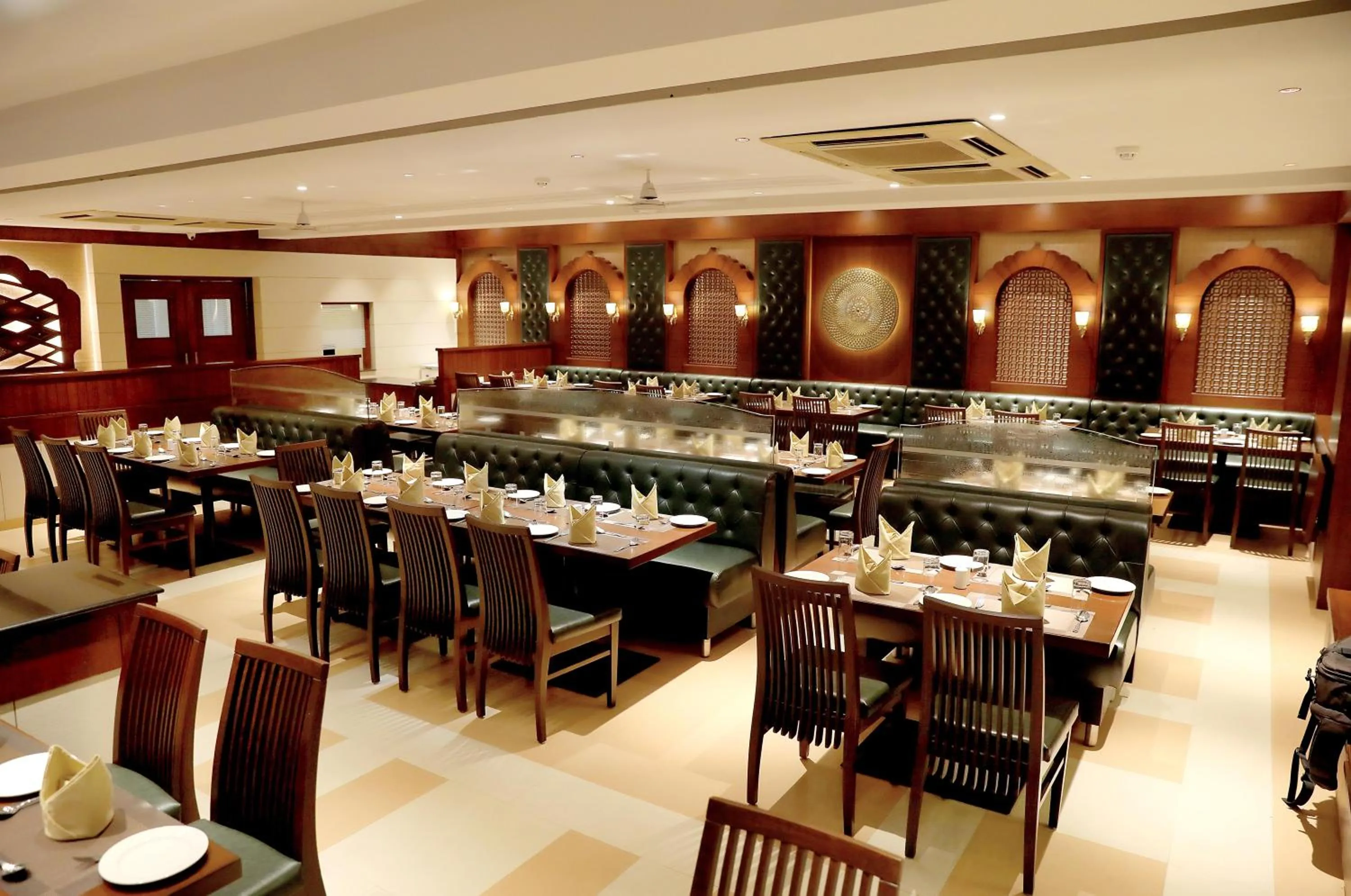 Restaurant/places to eat in Hotel Niky International