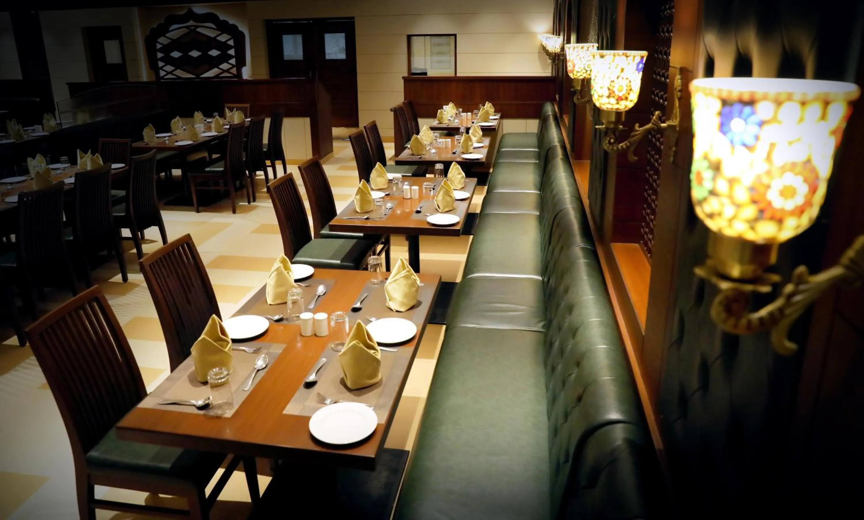 Restaurant/places to eat in Hotel Niky International