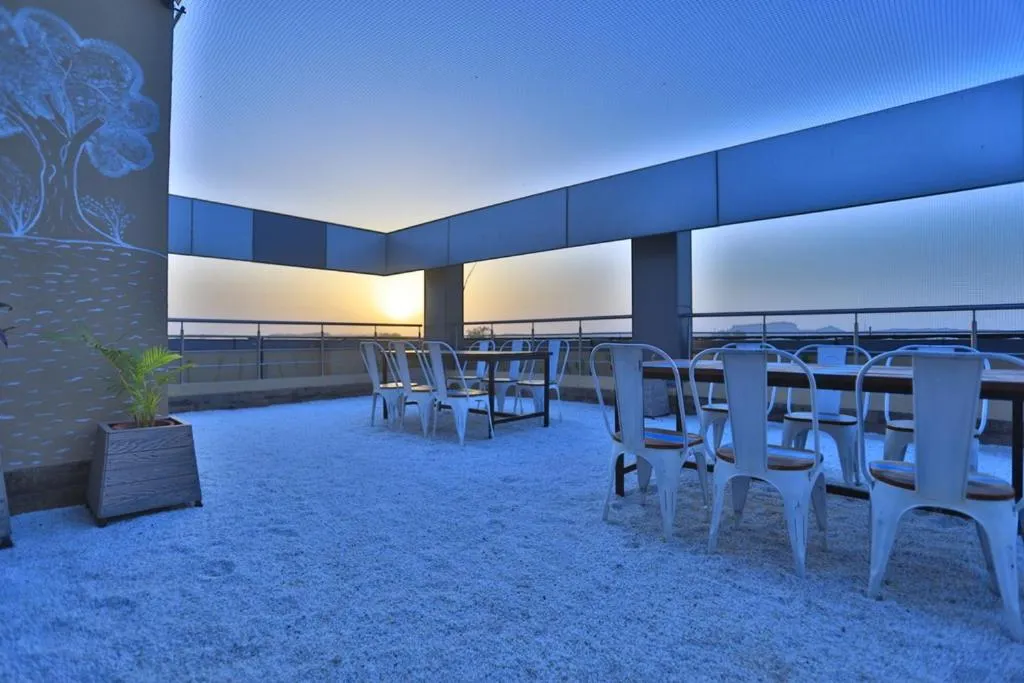 Restaurant/places to eat in Hotel Niky International