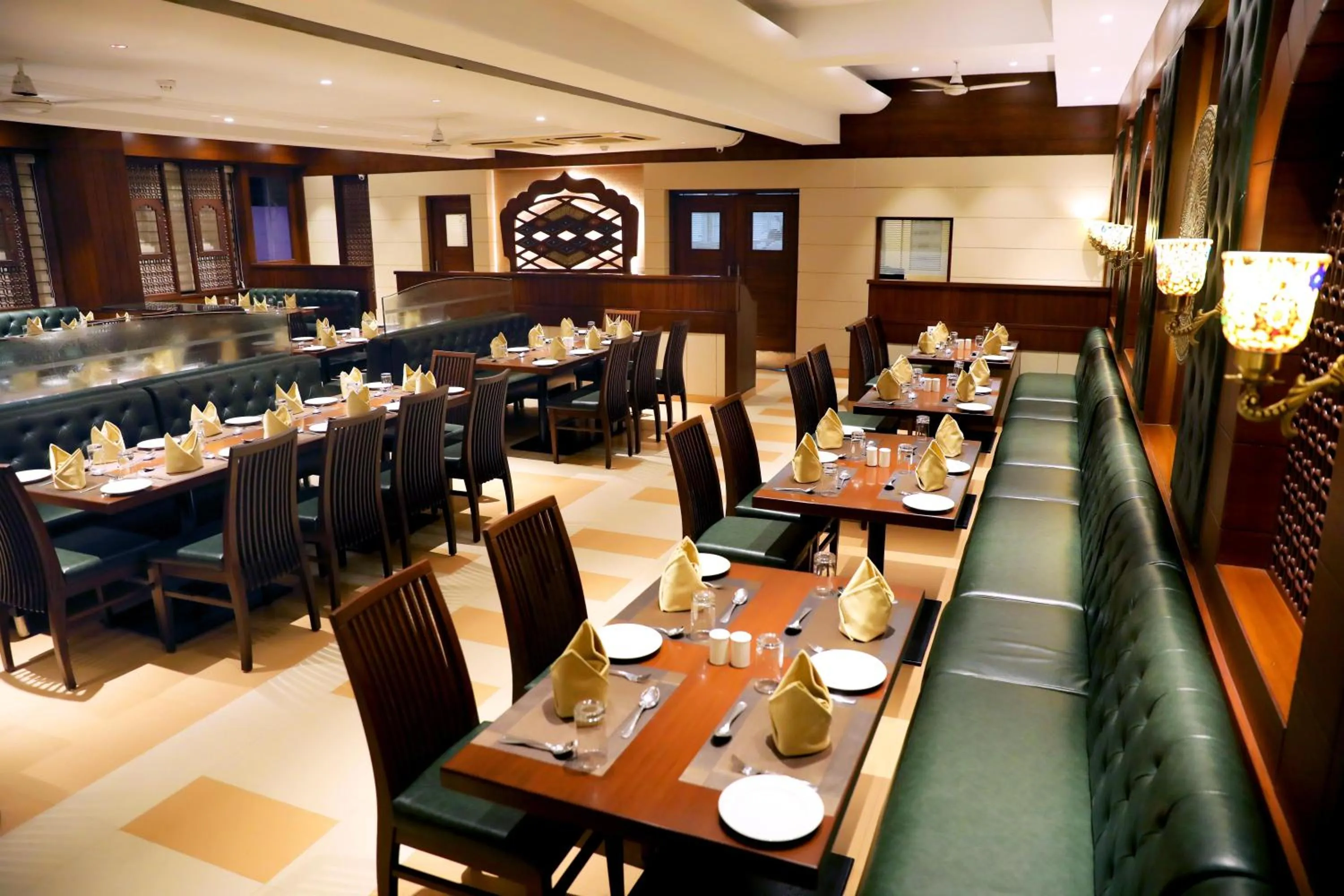 Restaurant/places to eat in Hotel Niky International