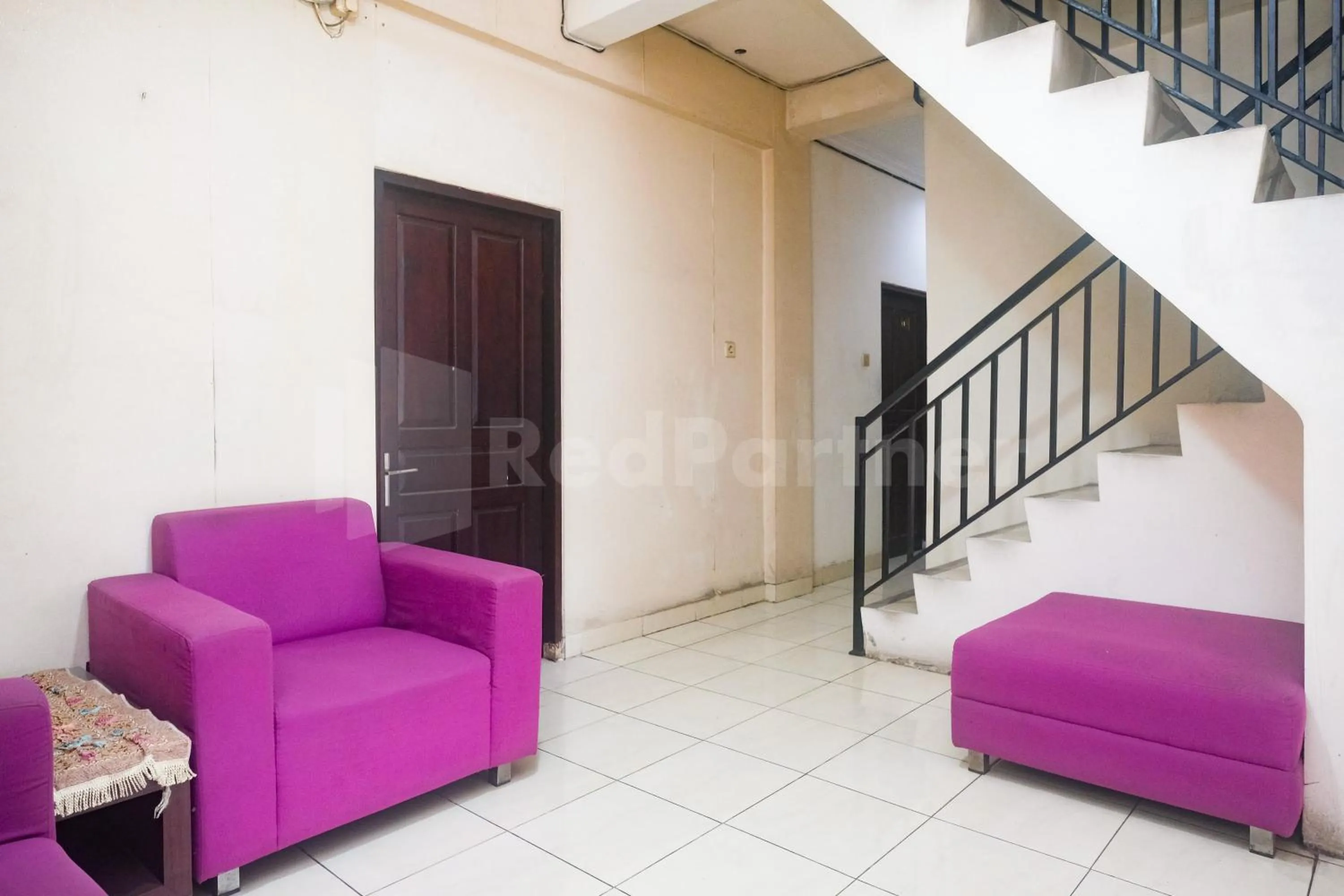 Seating area in Bies Malioboro Hotel RedPartner