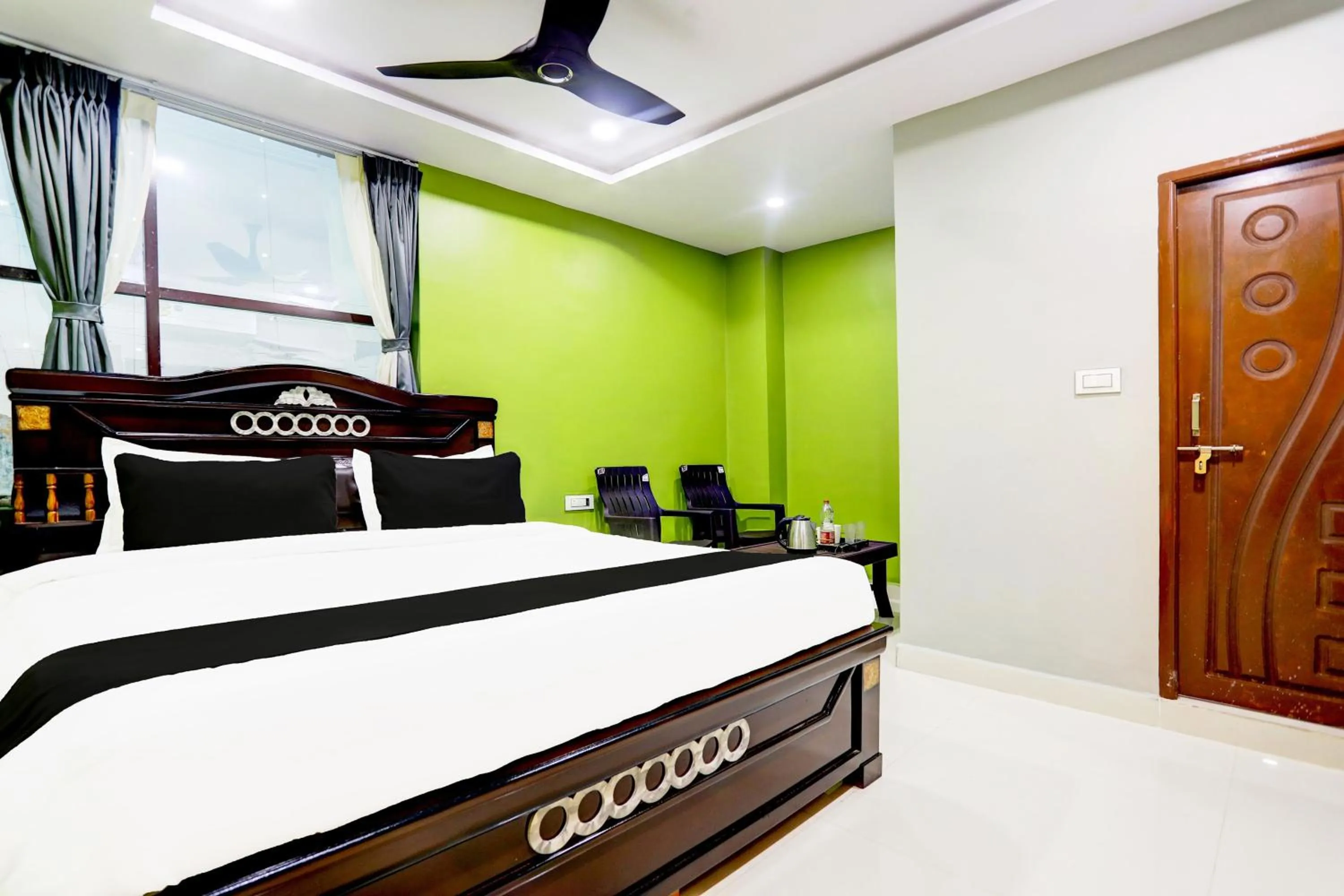 Facade/entrance, Bed in Hotel O Savoy Grand