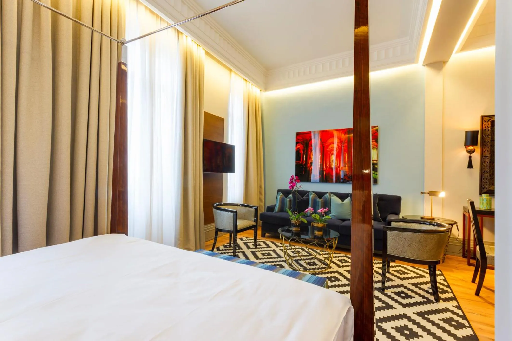 Photo of the whole room, Bed in Ravouna 1906 Bosphorus Istanbul