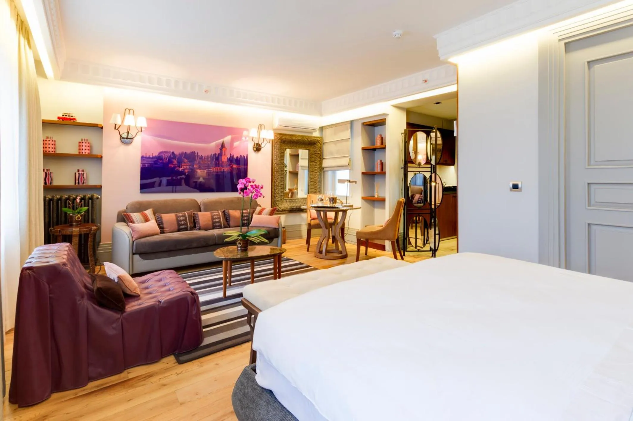 Photo of the whole room, Bed in Ravouna 1906 Bosphorus Istanbul