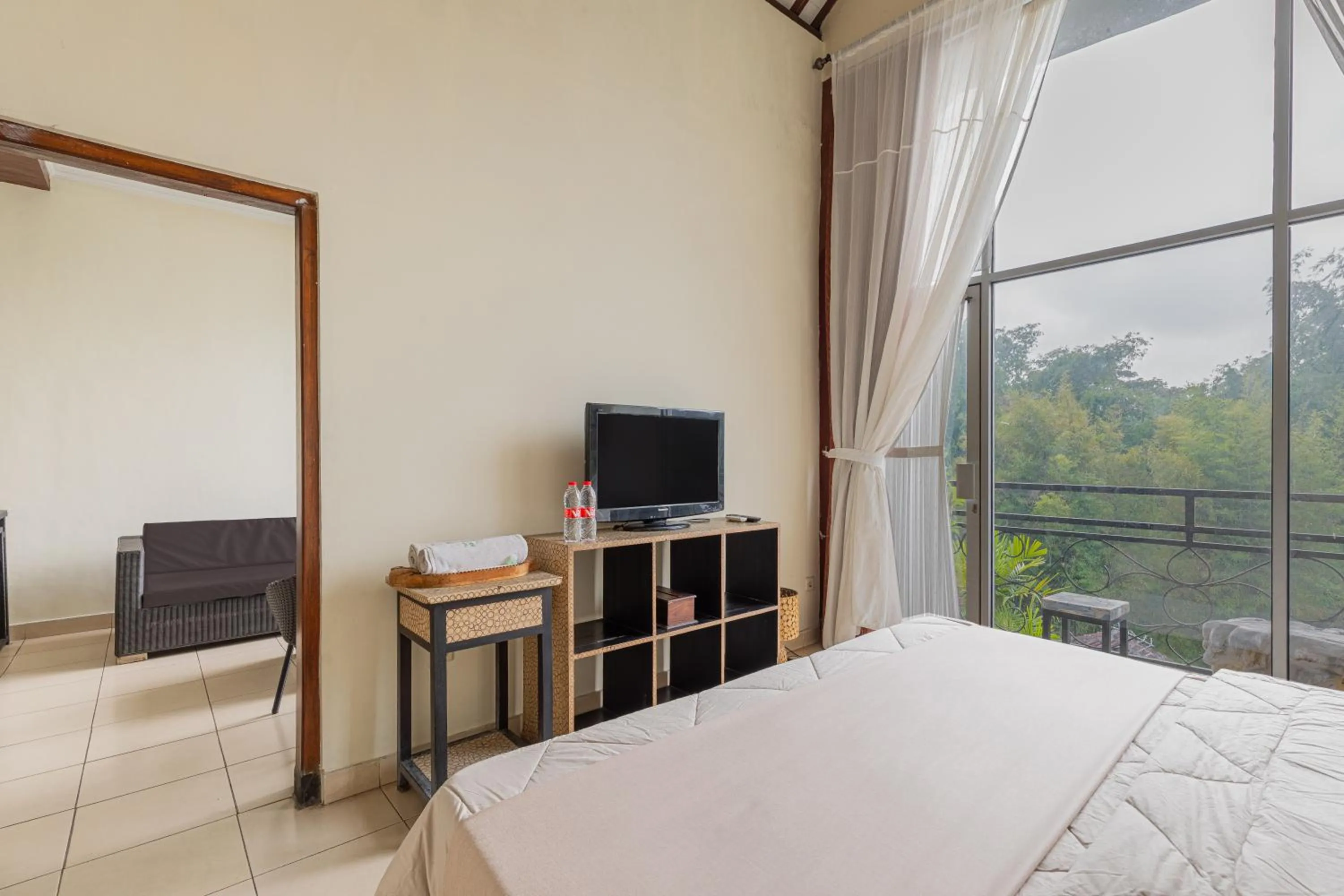 Communal lounge/ TV room, Bed in Pondok Gajah Hotel