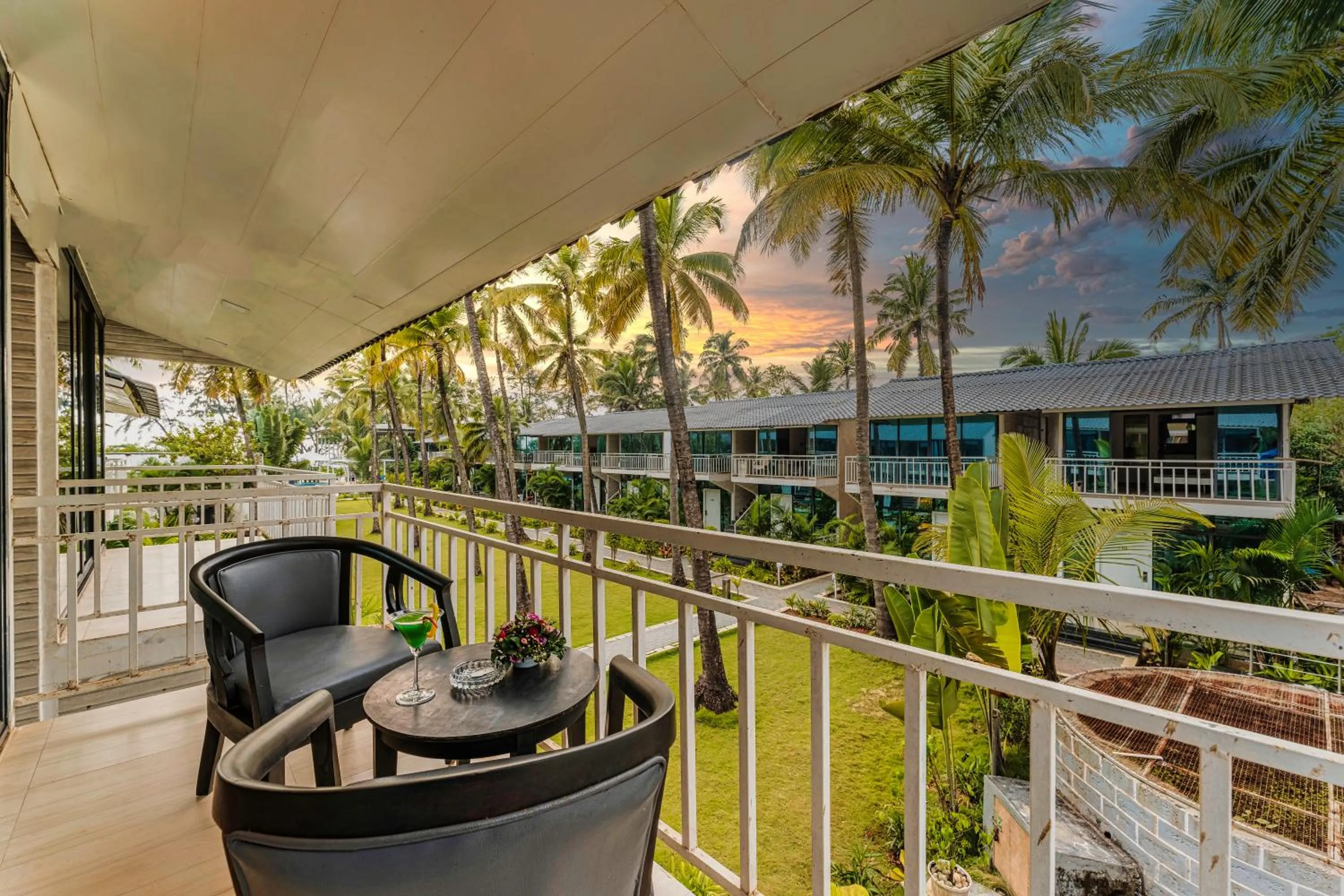 Foxoso La Beach Resort & Spa