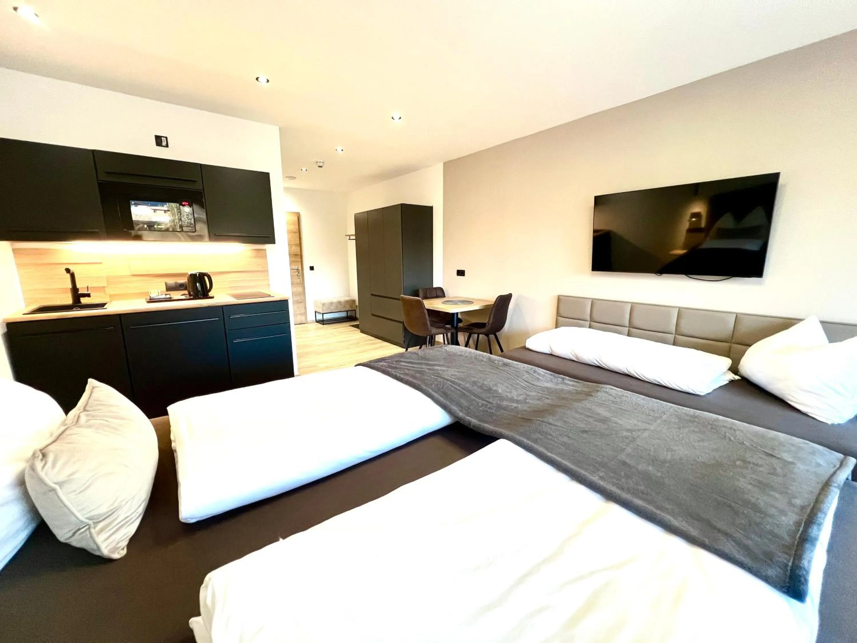 Kitchen or kitchenette, Bed in Goldhirsch Aparthotel