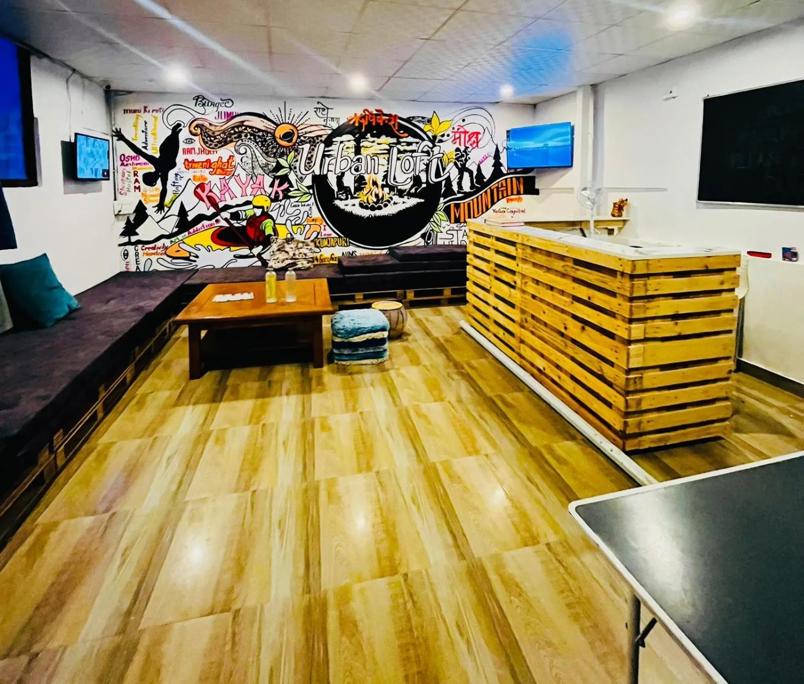 Communal lounge/ TV room in Urban Loft Hostel