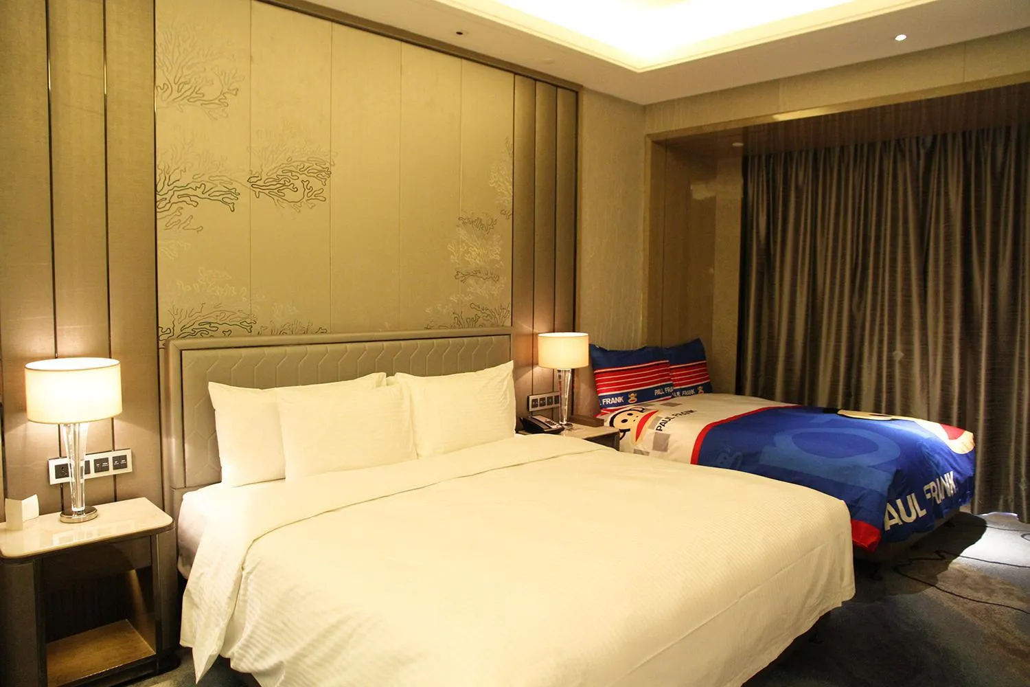 Photo of the whole room, Bed in Pullman Yantai Center