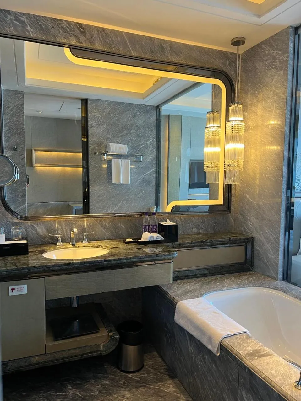 Bathroom, Bed in Pullman Yantai Center