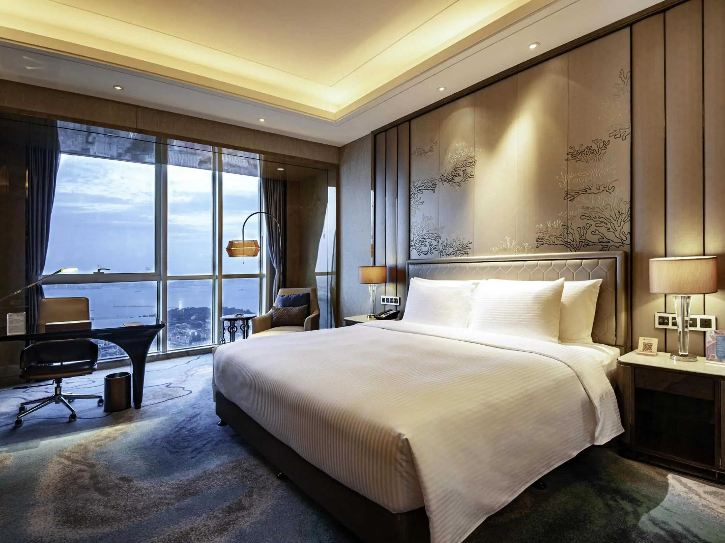 Executive King Room with Lounge Access and Sea View - High Floor in Pullman Yantai Center Executive King Room with Lounge Access and Sea View - High Floor in Pullman Yantai Center