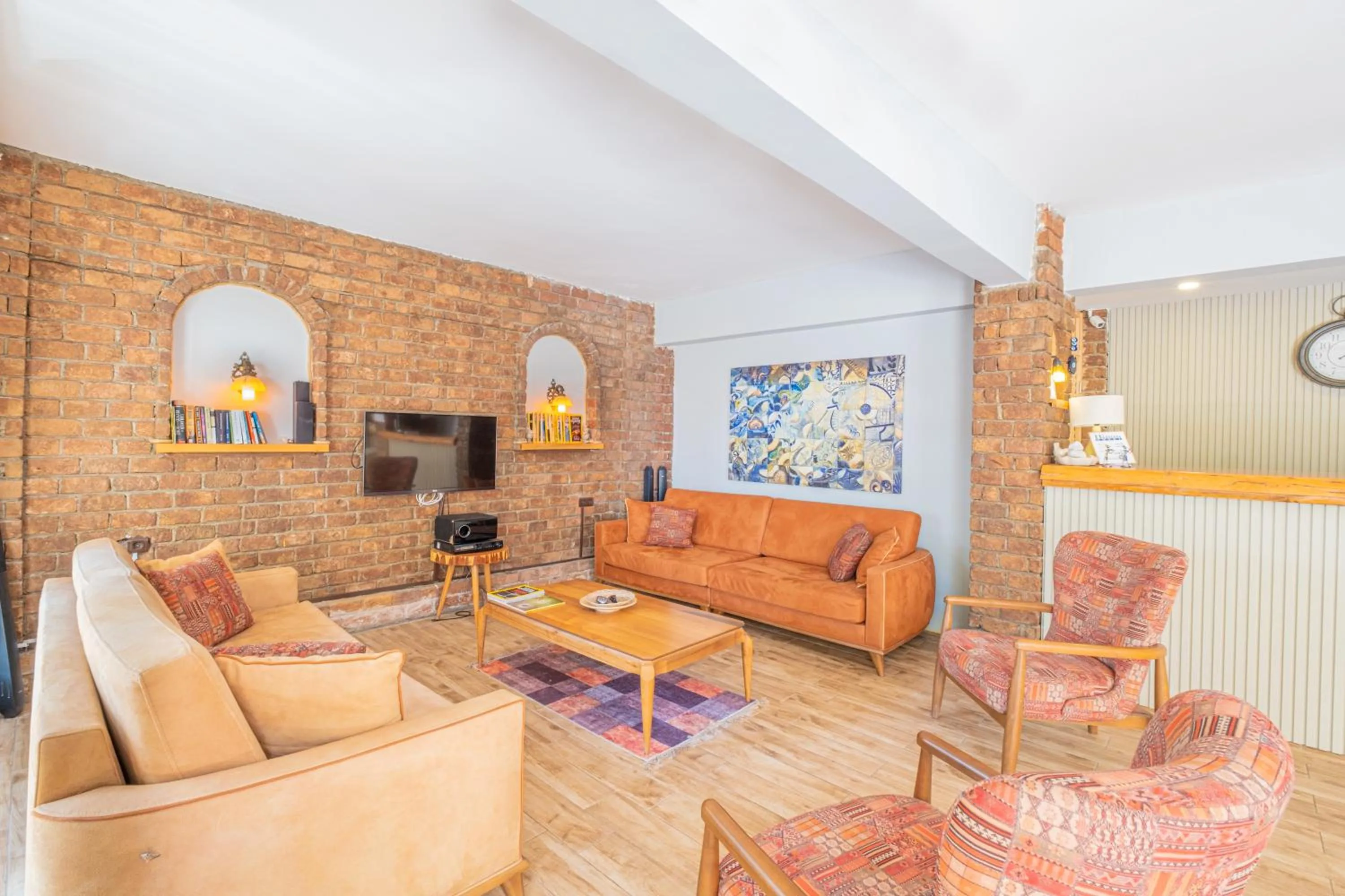 Communal lounge/ TV room in Himm Hotel