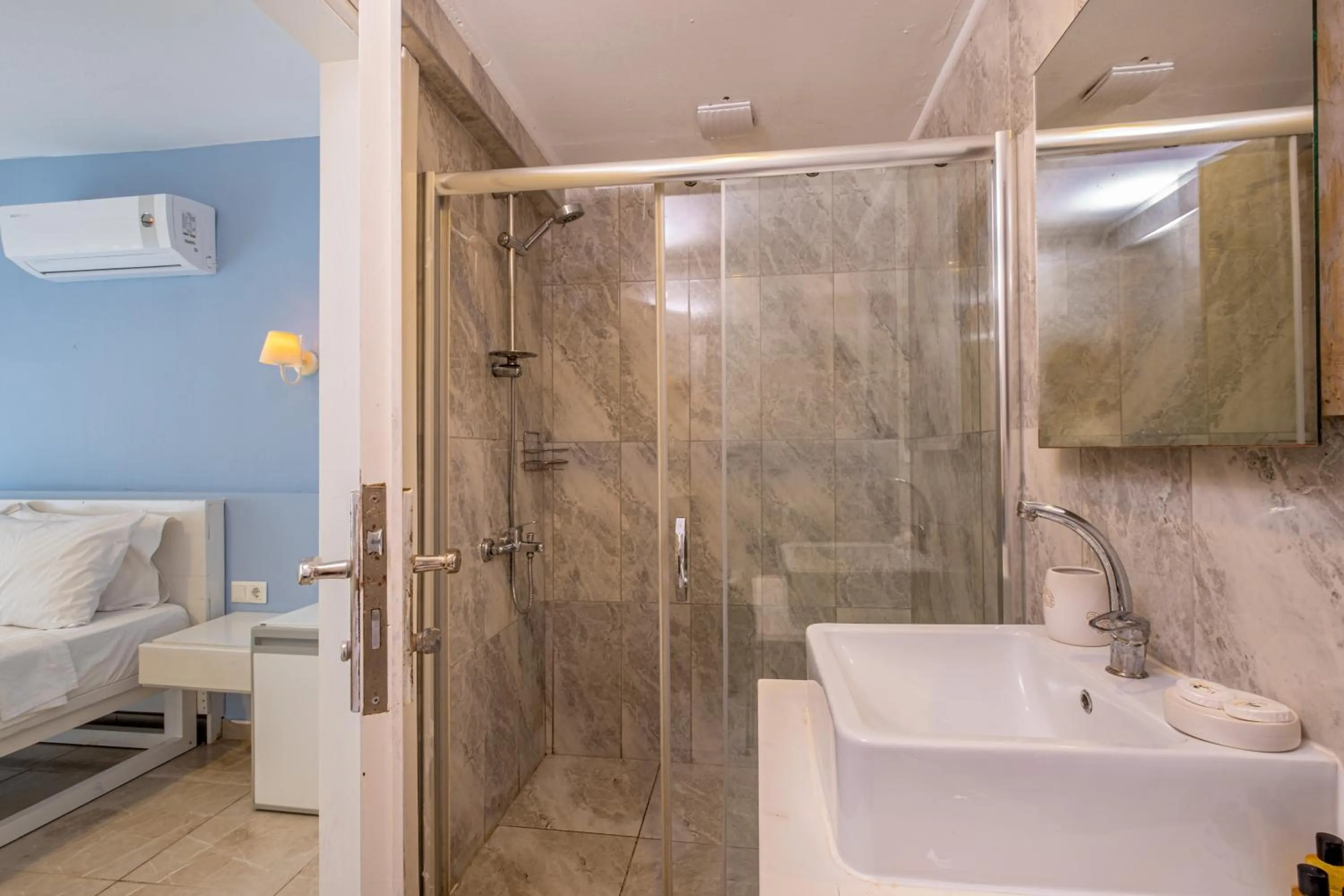 Shower in Himm Hotel