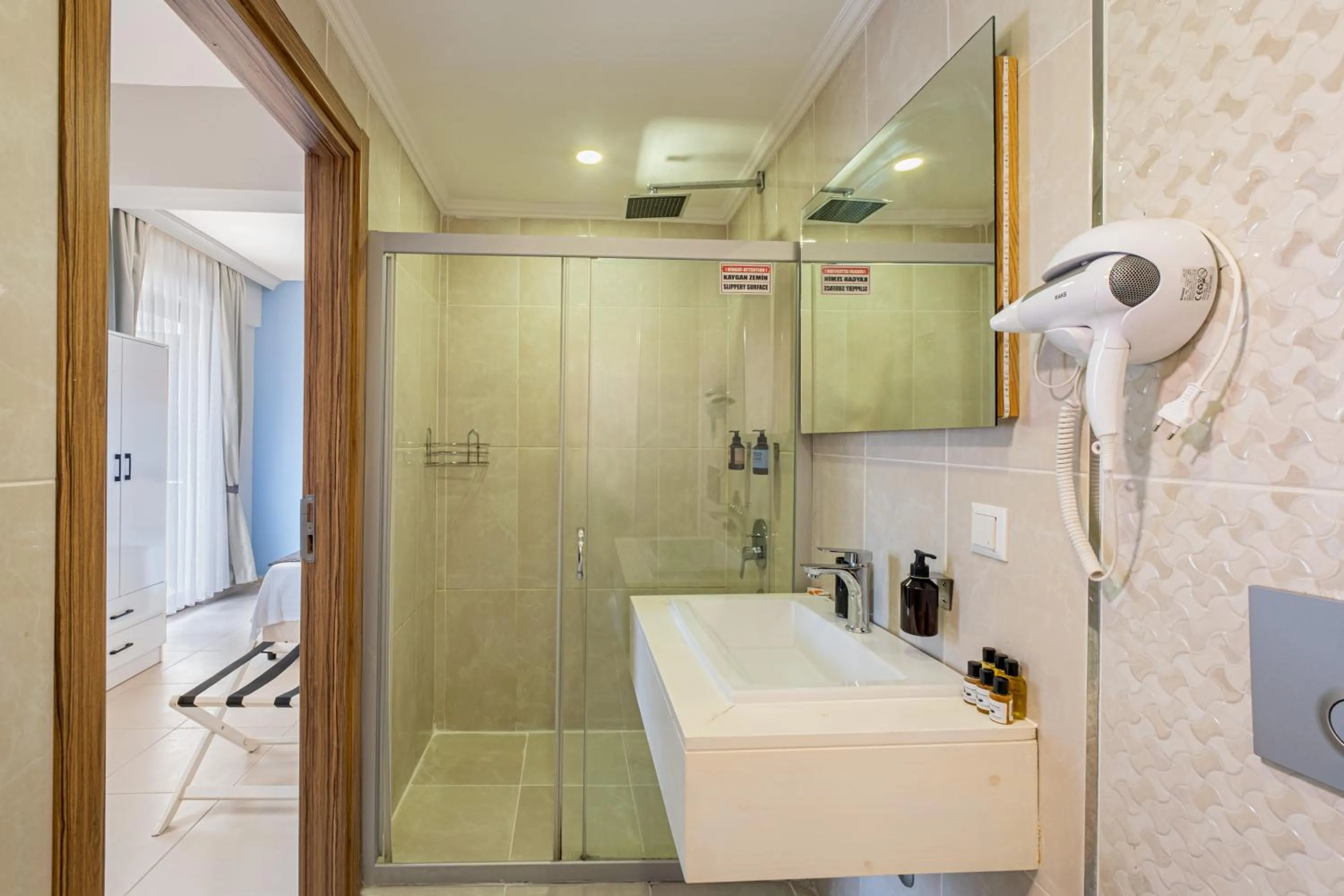 Shower in Himm Hotel