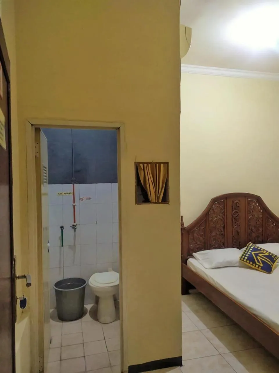 Toilet, Bed in Sawojajar Inn
