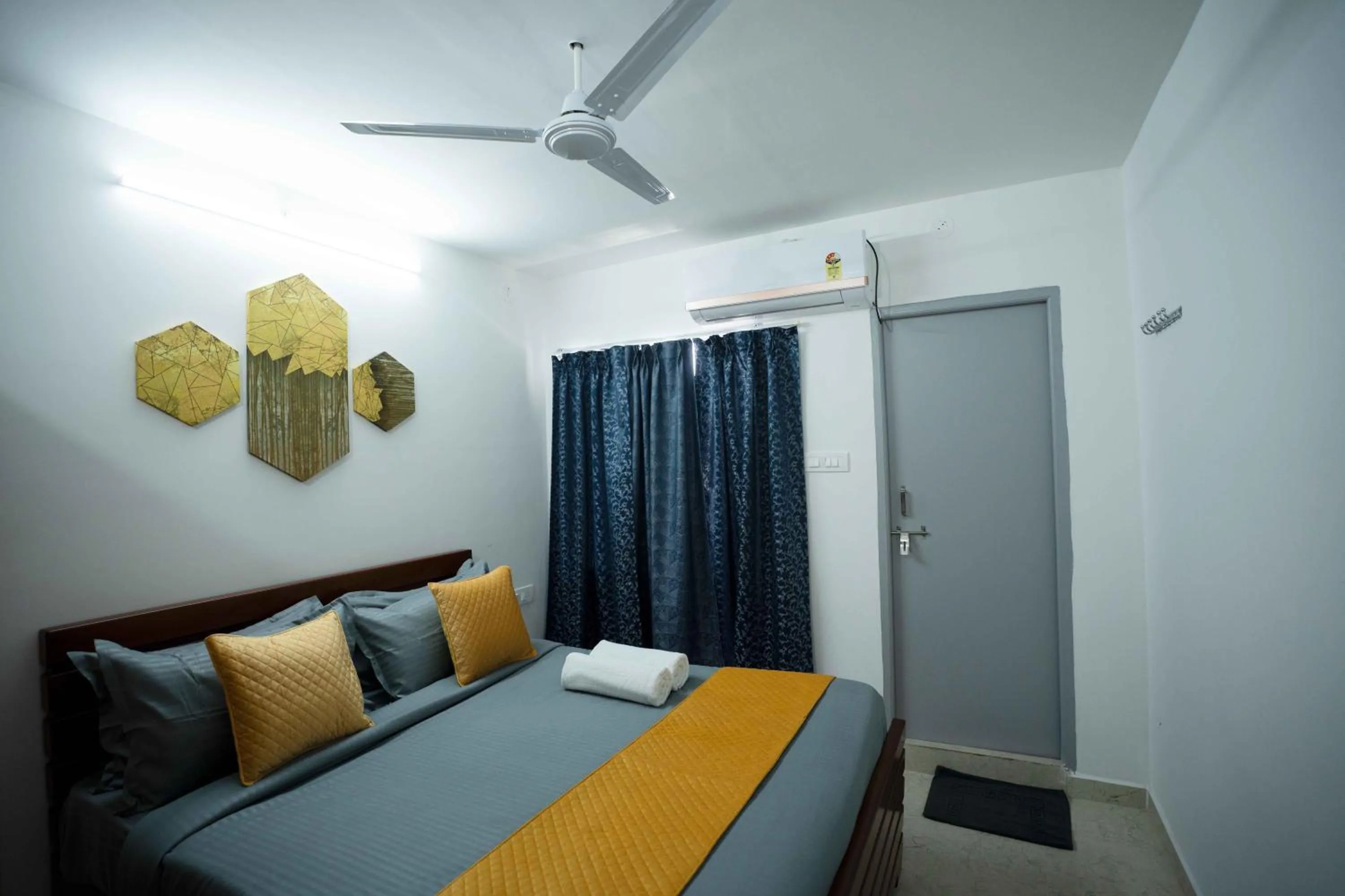 Bed in Yellow Bells Studios And Suites