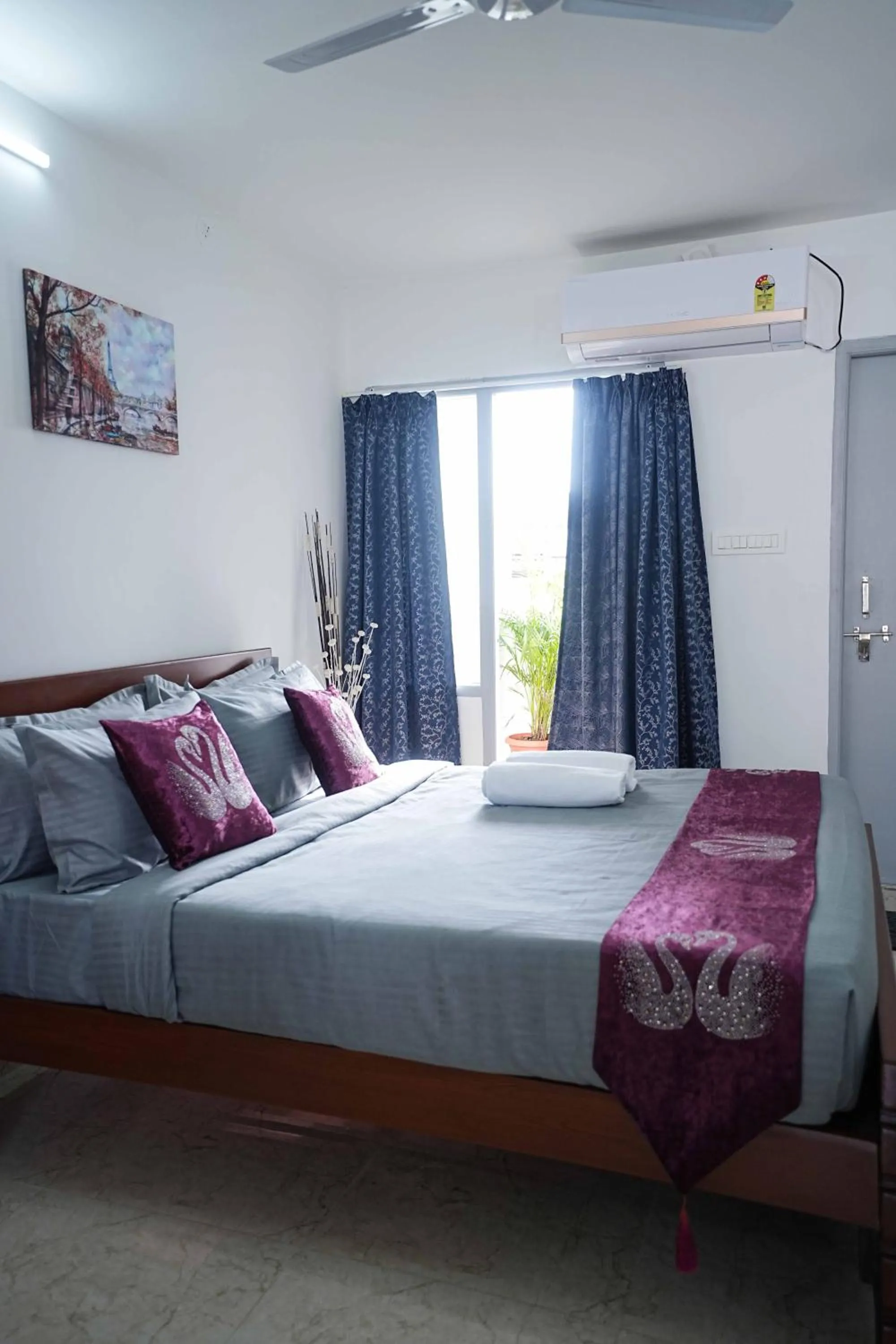 Bed in Yellow Bells Studios And Suites