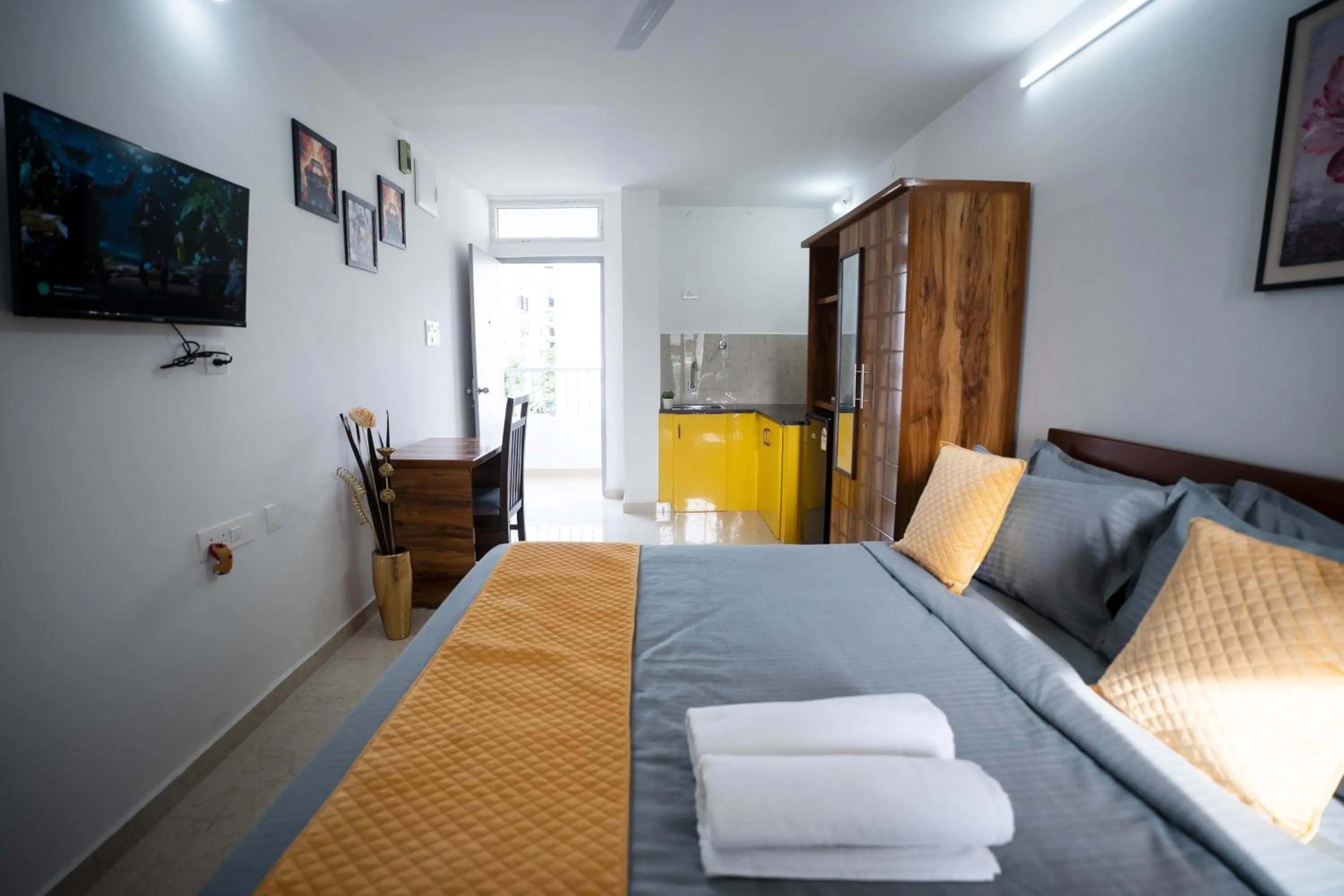 Bed in Yellow Bells Studios And Suites