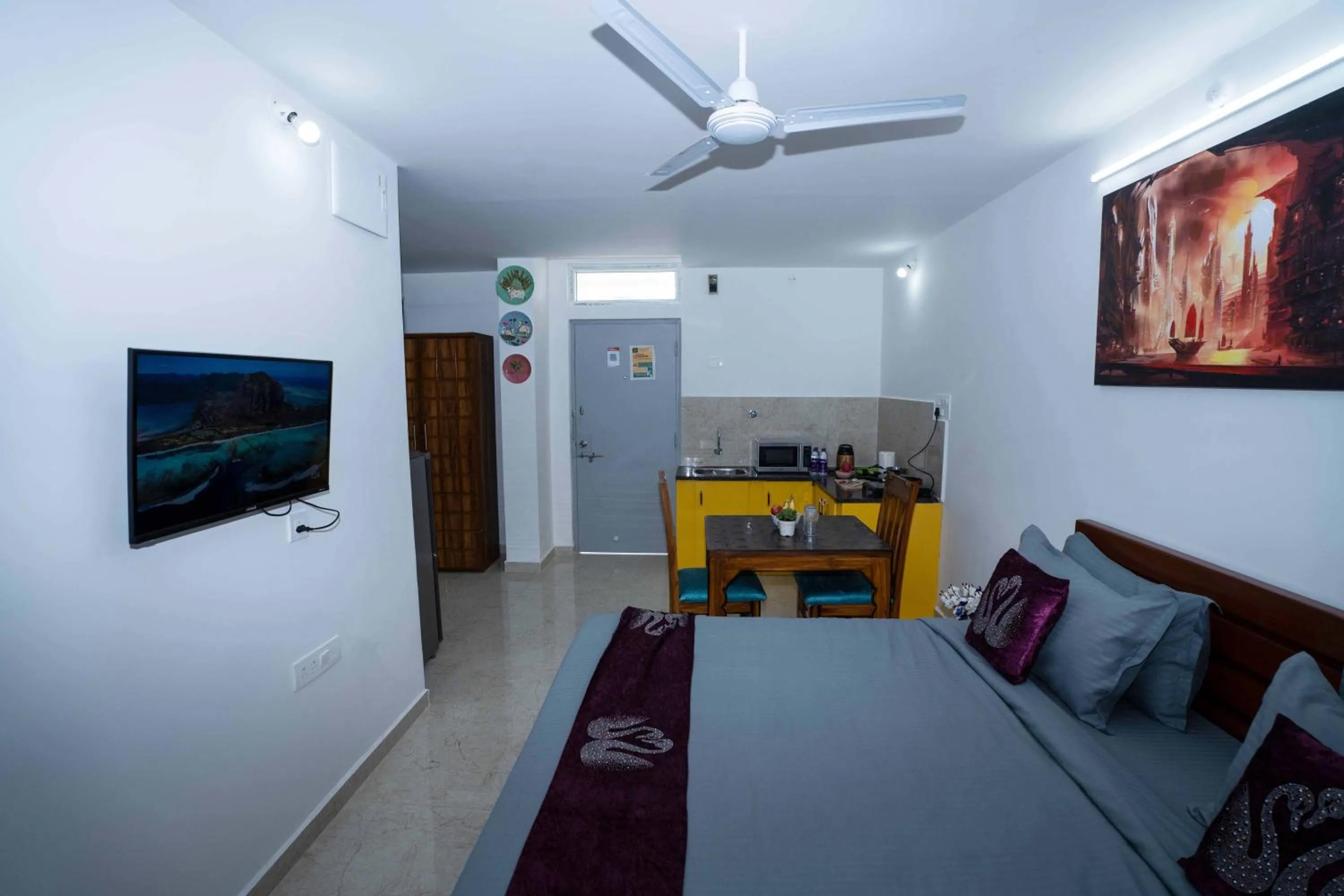 TV and multimedia in Yellow Bells Studios And Suites