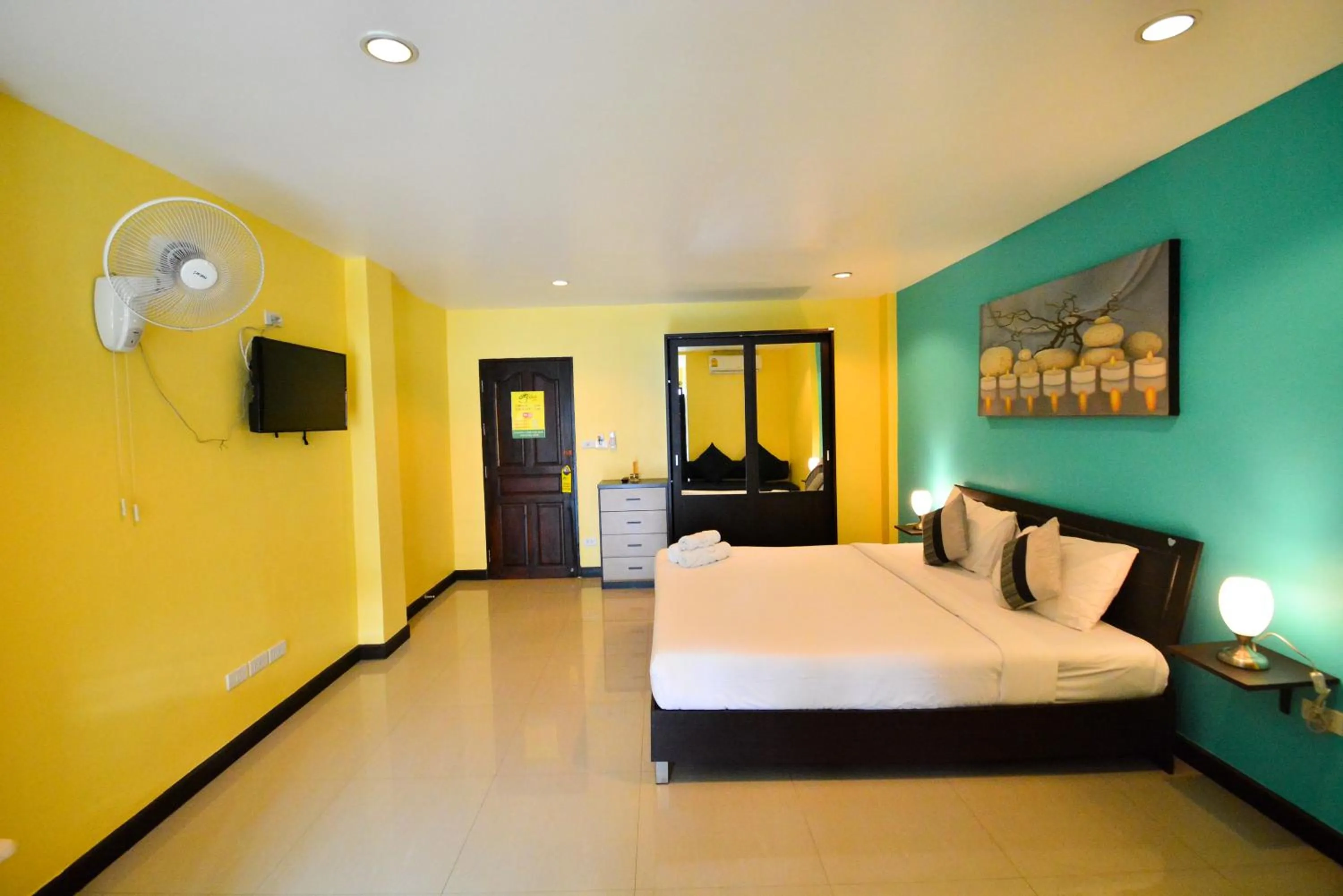 Photo of the whole room, Bed in Gecko Hotel