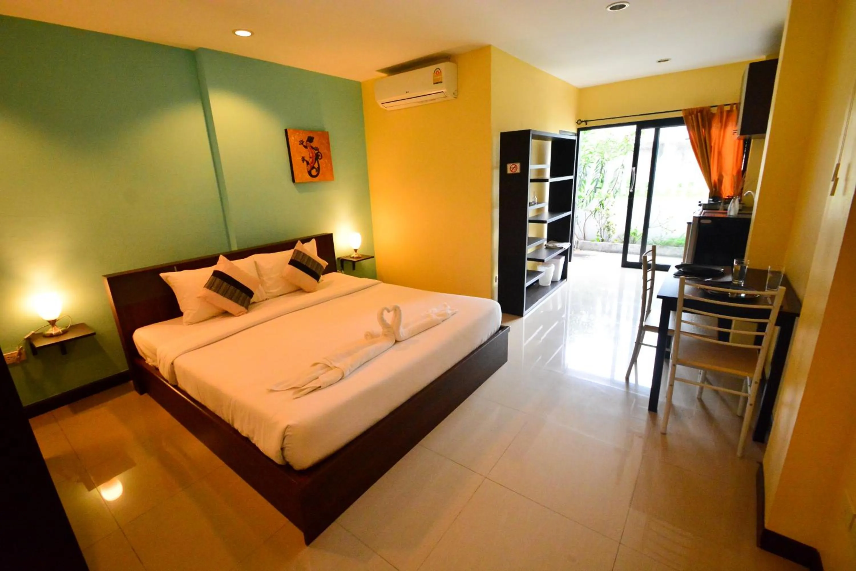 Photo of the whole room, Bed in Gecko Hotel