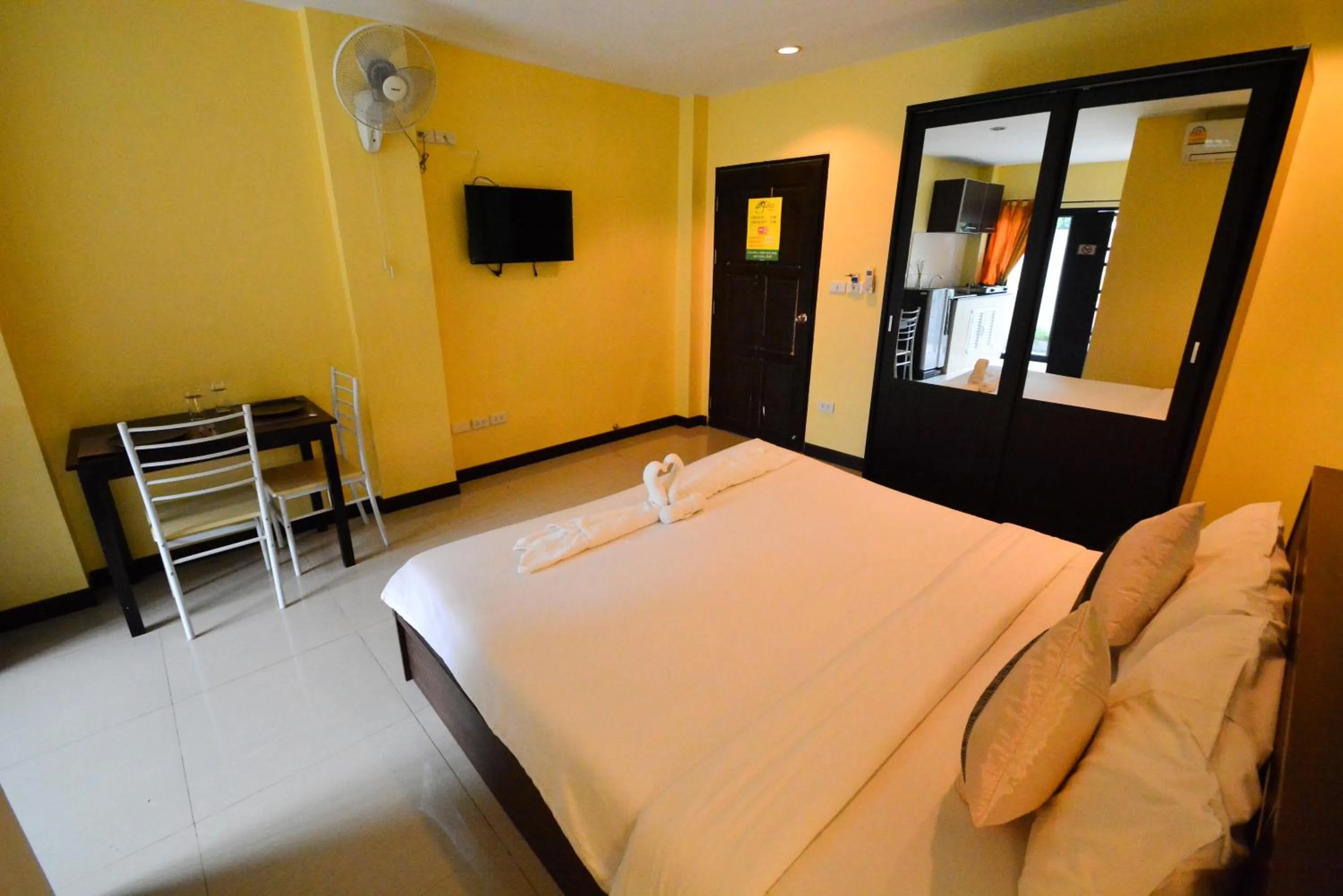 Photo of the whole room, Bed in Gecko Hotel