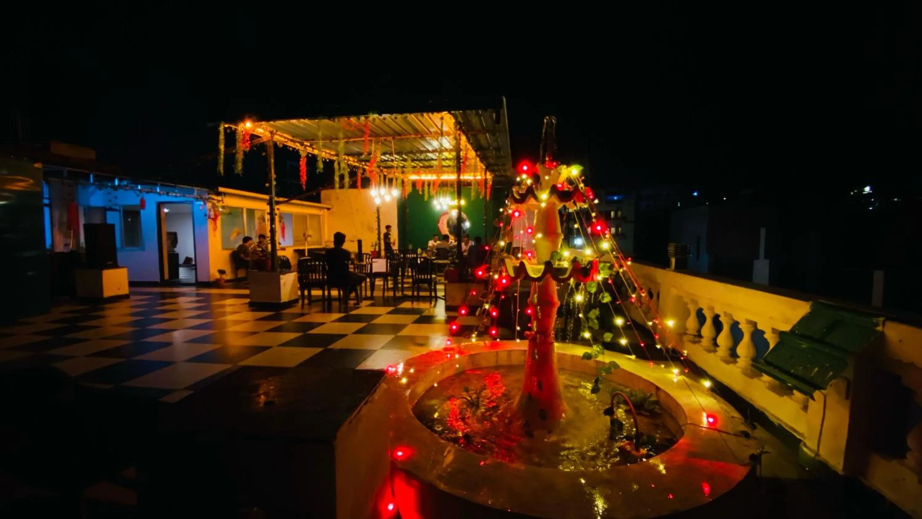 Restaurant/places to eat in Hashtagg hostel and hotel