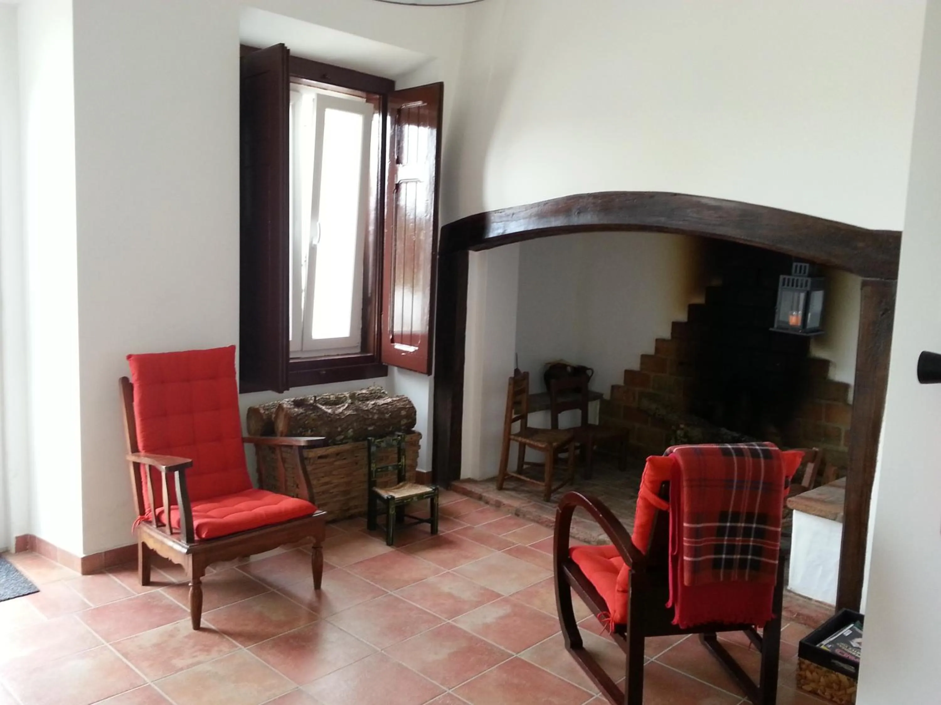 Communal lounge/ TV room in Casas da Moagem