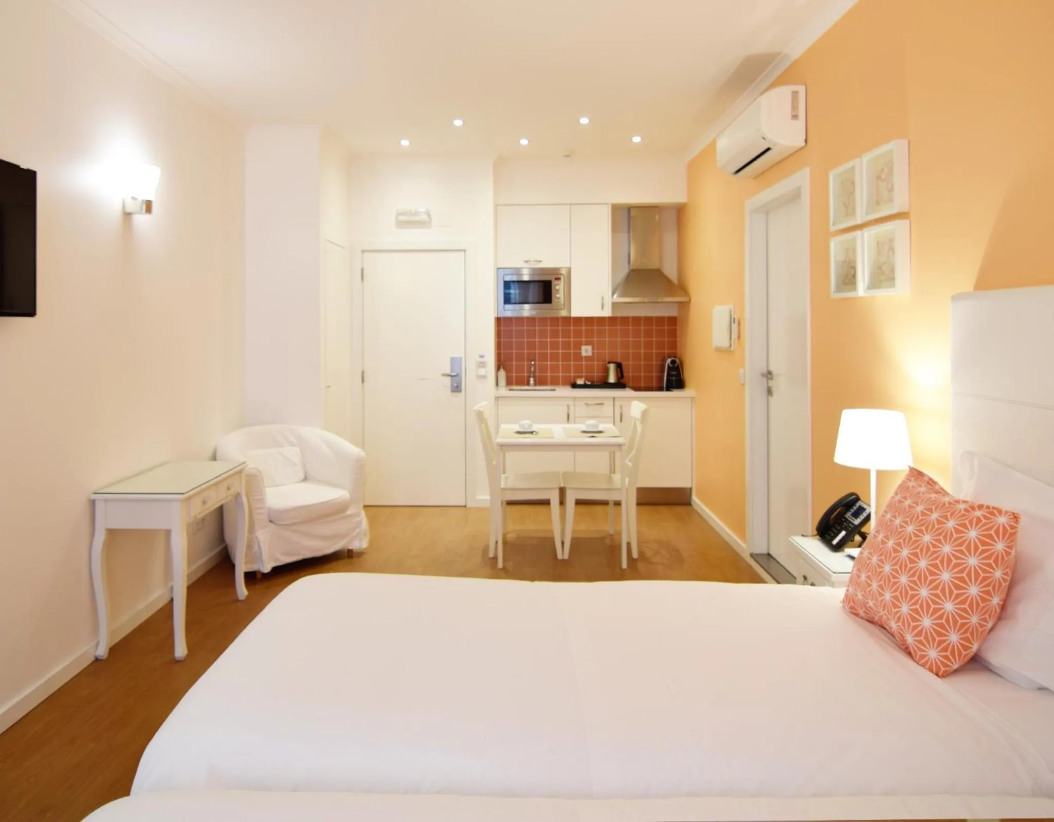 Kitchen or kitchenette, Bed in Rossio Apartments