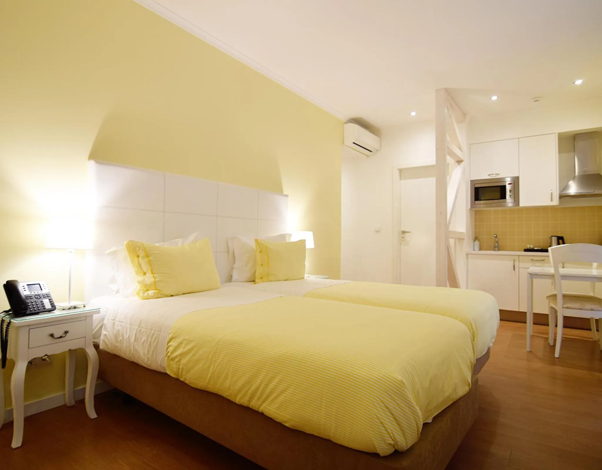 Kitchen or kitchenette, Bed in Rossio Apartments