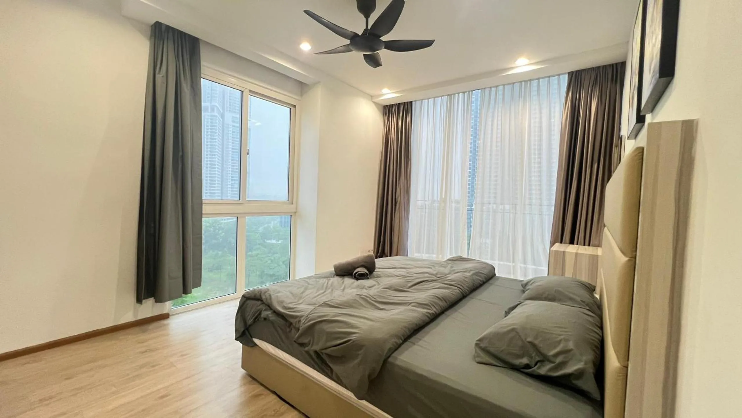 Bed in Encorp Marina 2 BR,6pax with bathtub