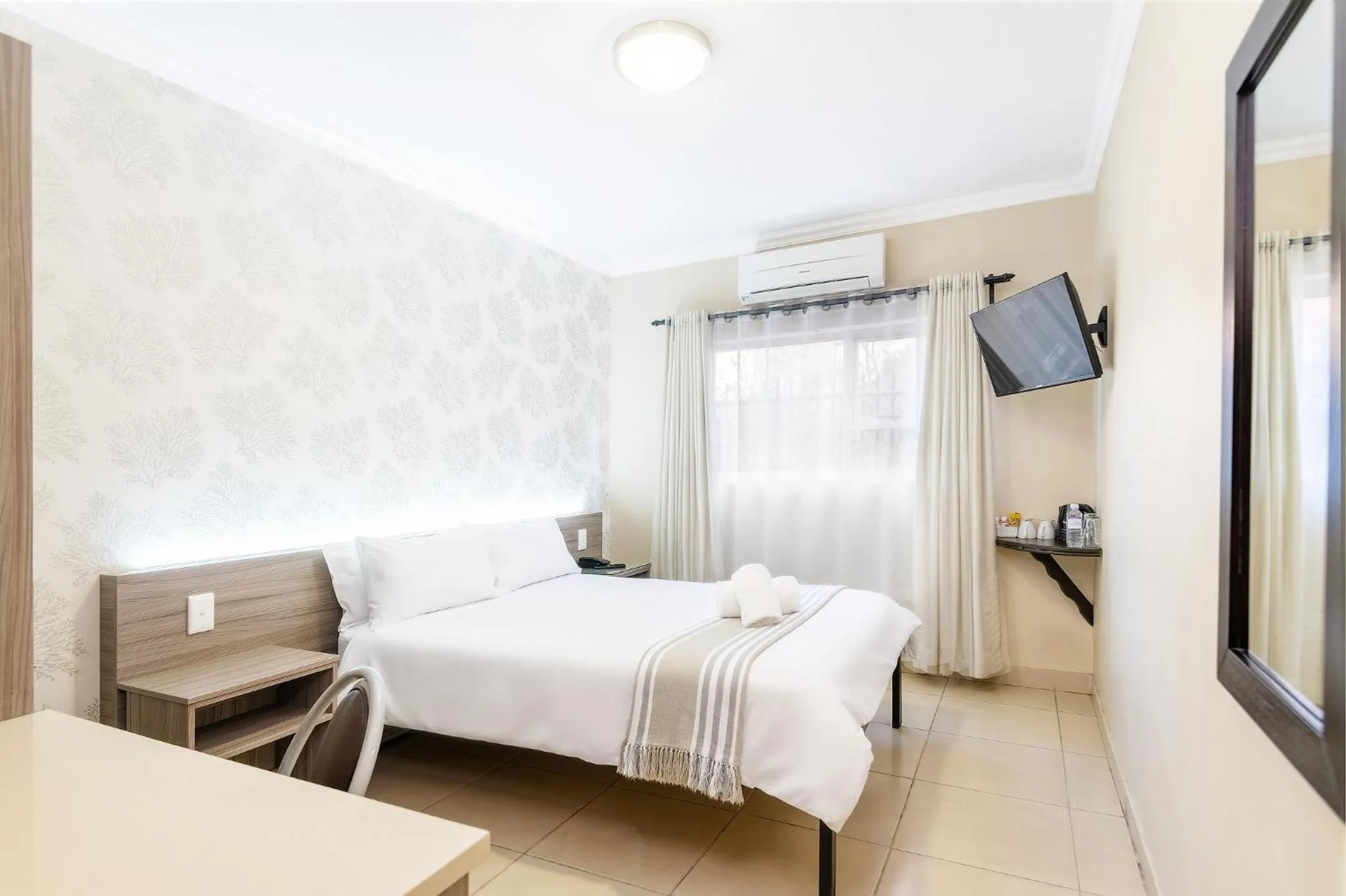 Bedroom, Bed in Auas City Hotel