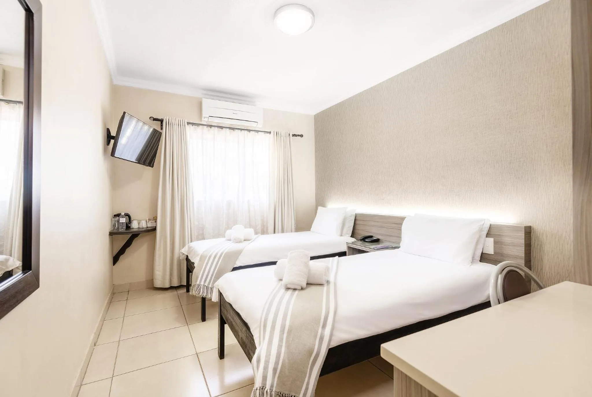 Bedroom, Bed in Auas City Hotel