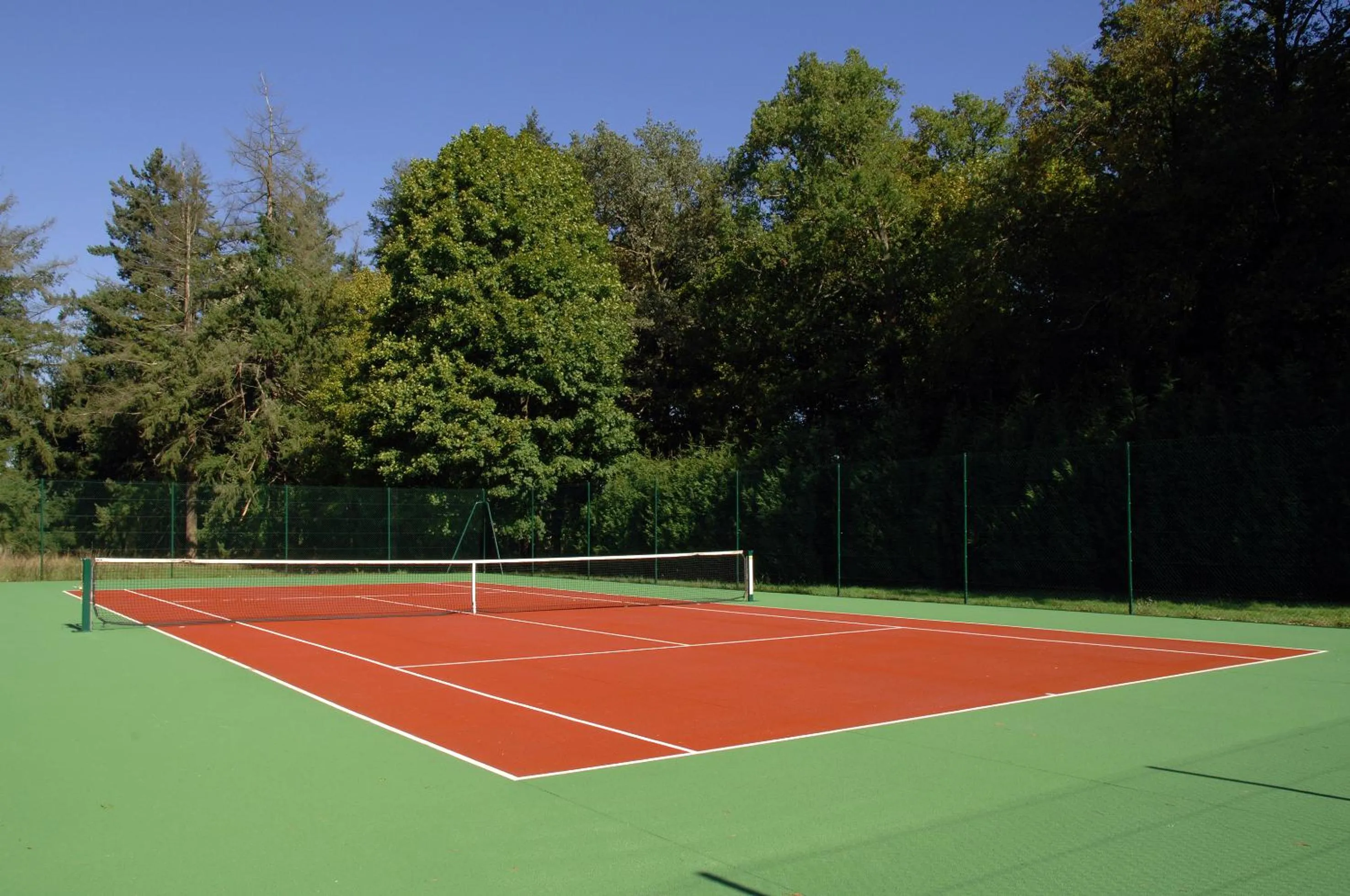 Tennis court in Le Domaine des Roches, Hotel & Spa