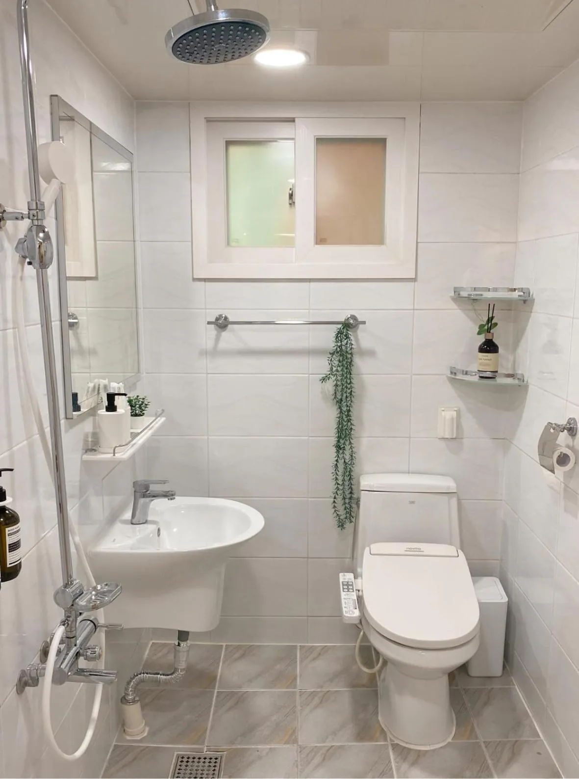 Shower in Stay in Here Wangsimni Seoul