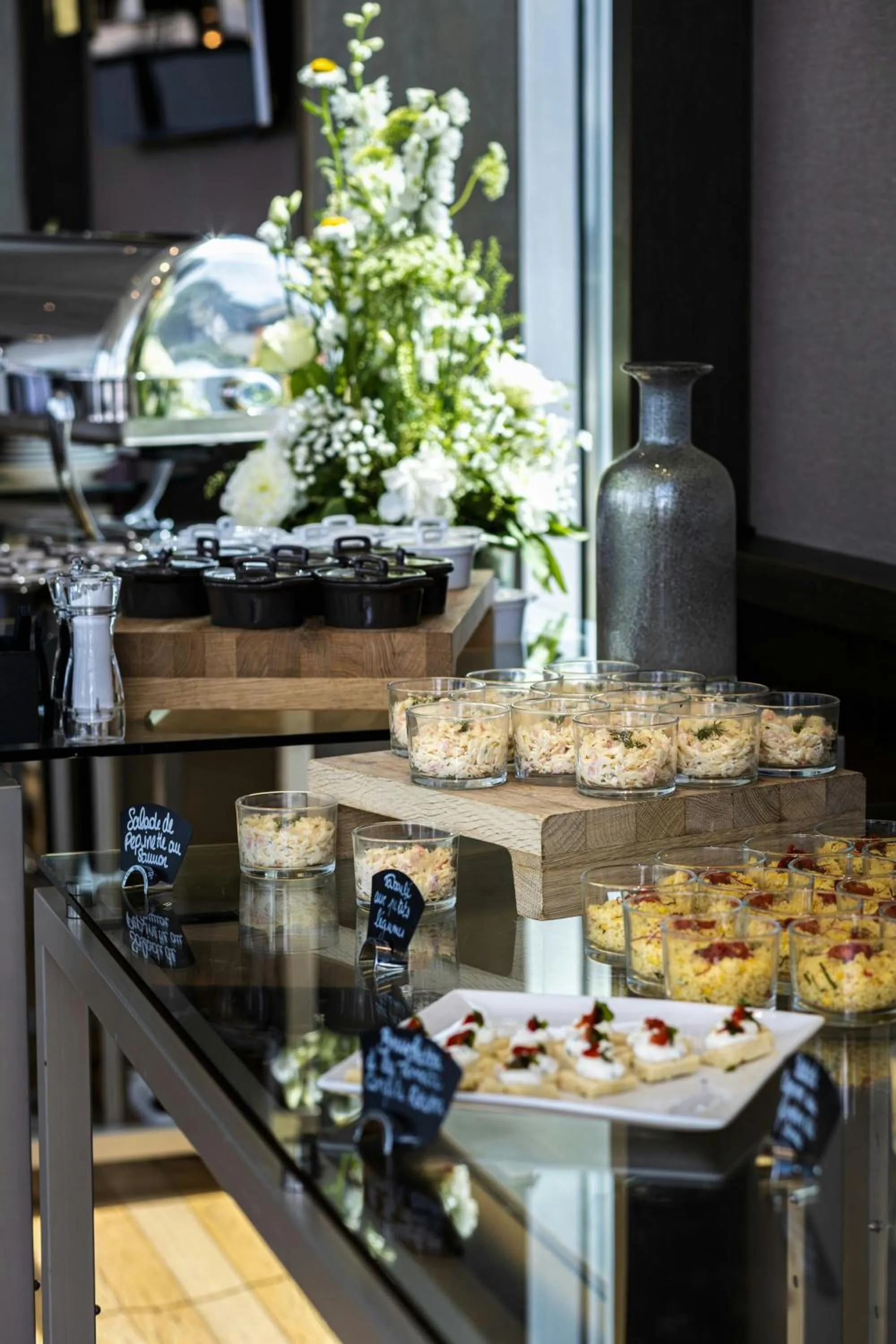 Lounge or bar in AC Hotel by Marriott Paris Le Bourget Airport