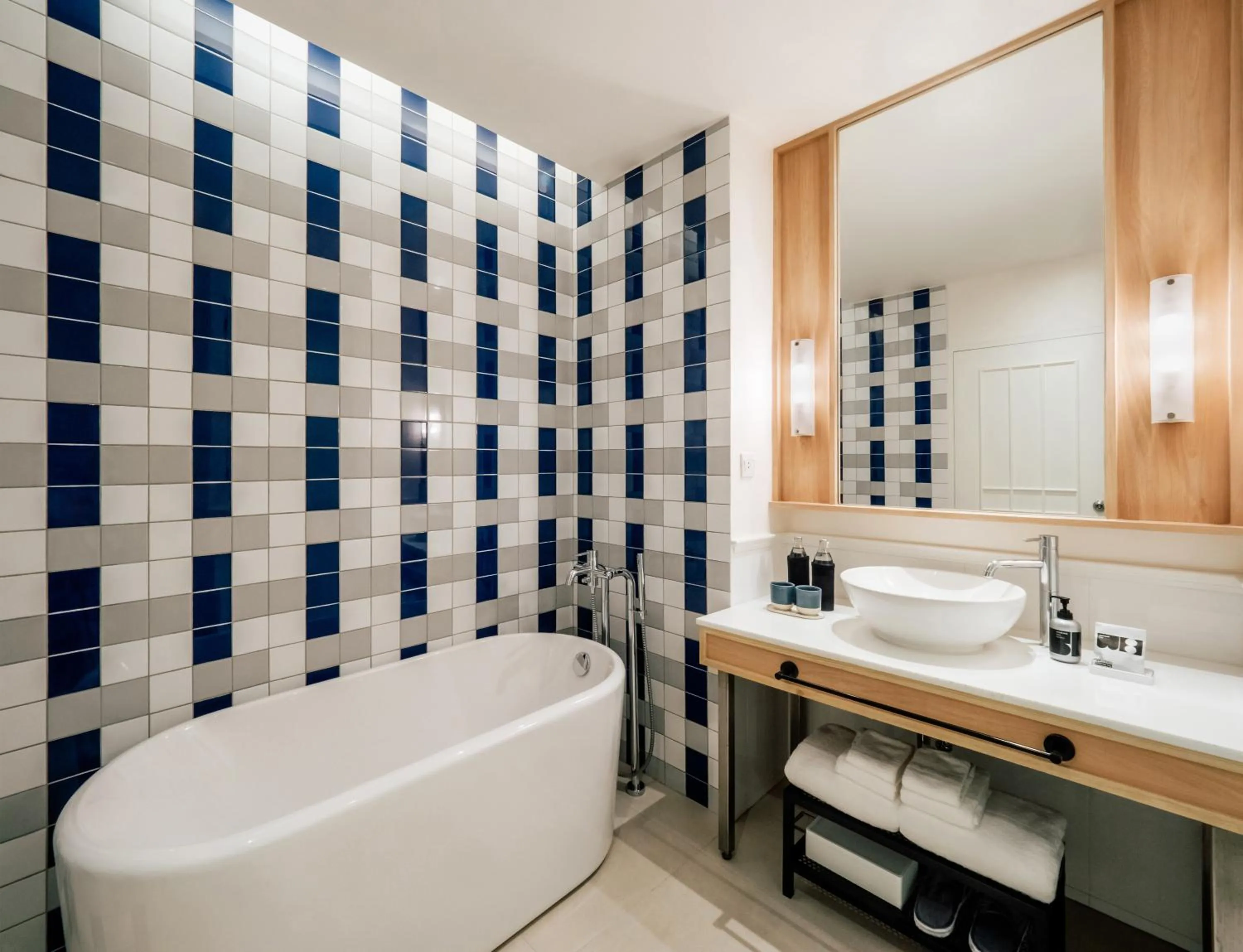 Bath in The StandardX, Bangkok Phra Arthit