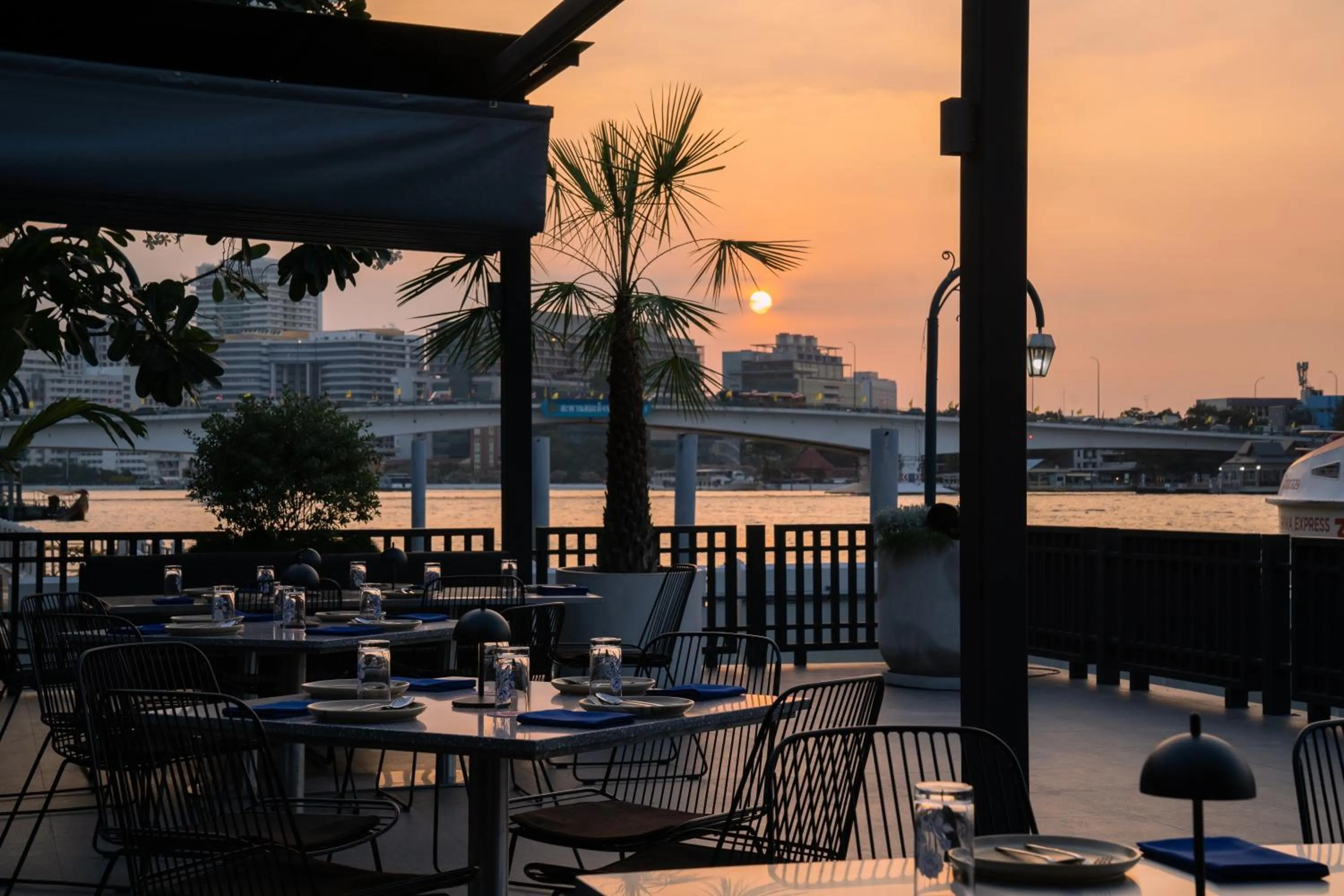 Restaurant/places to eat in The StandardX, Bangkok Phra Arthit