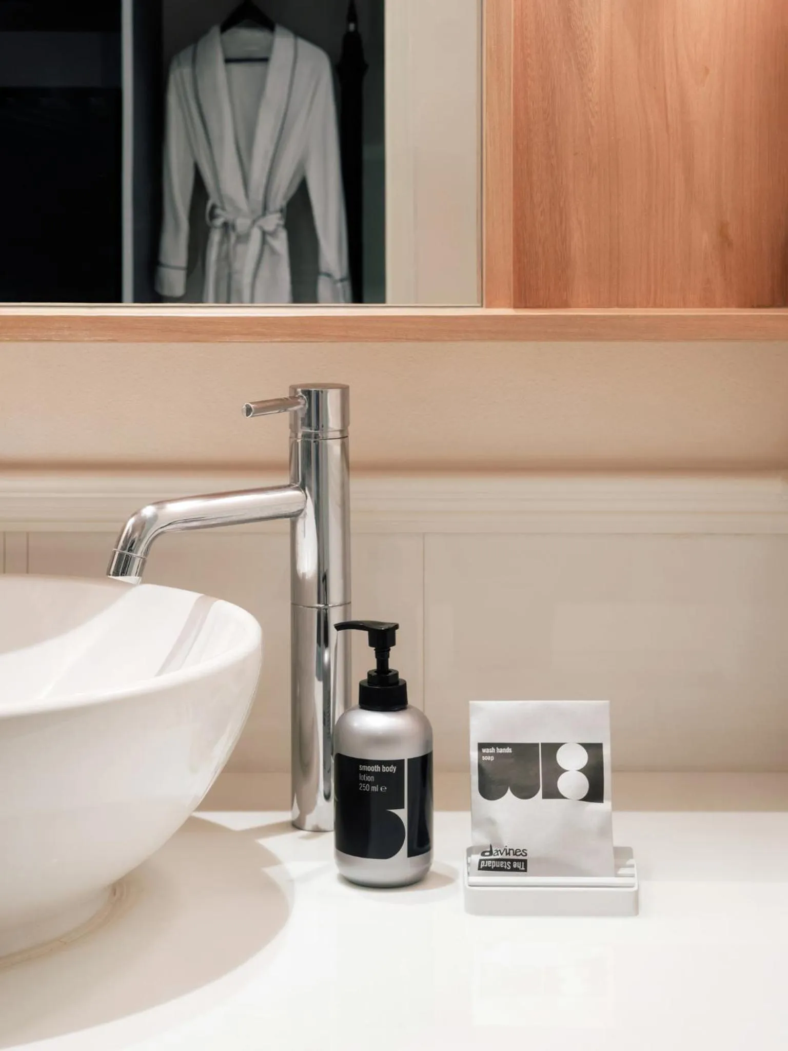 TV and multimedia in The StandardX, Bangkok Phra Arthit