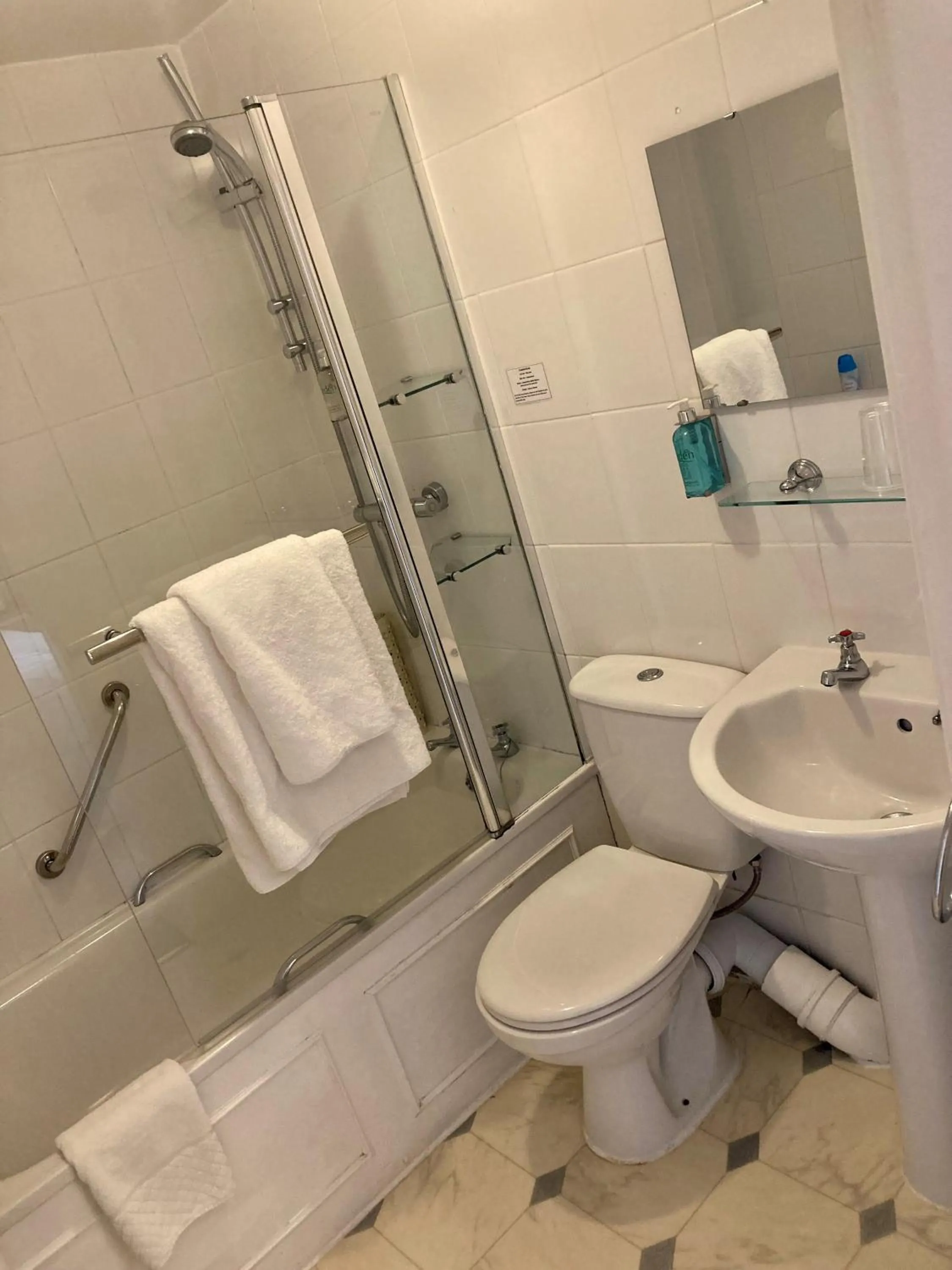 Shower in The Bentley Brook Inn